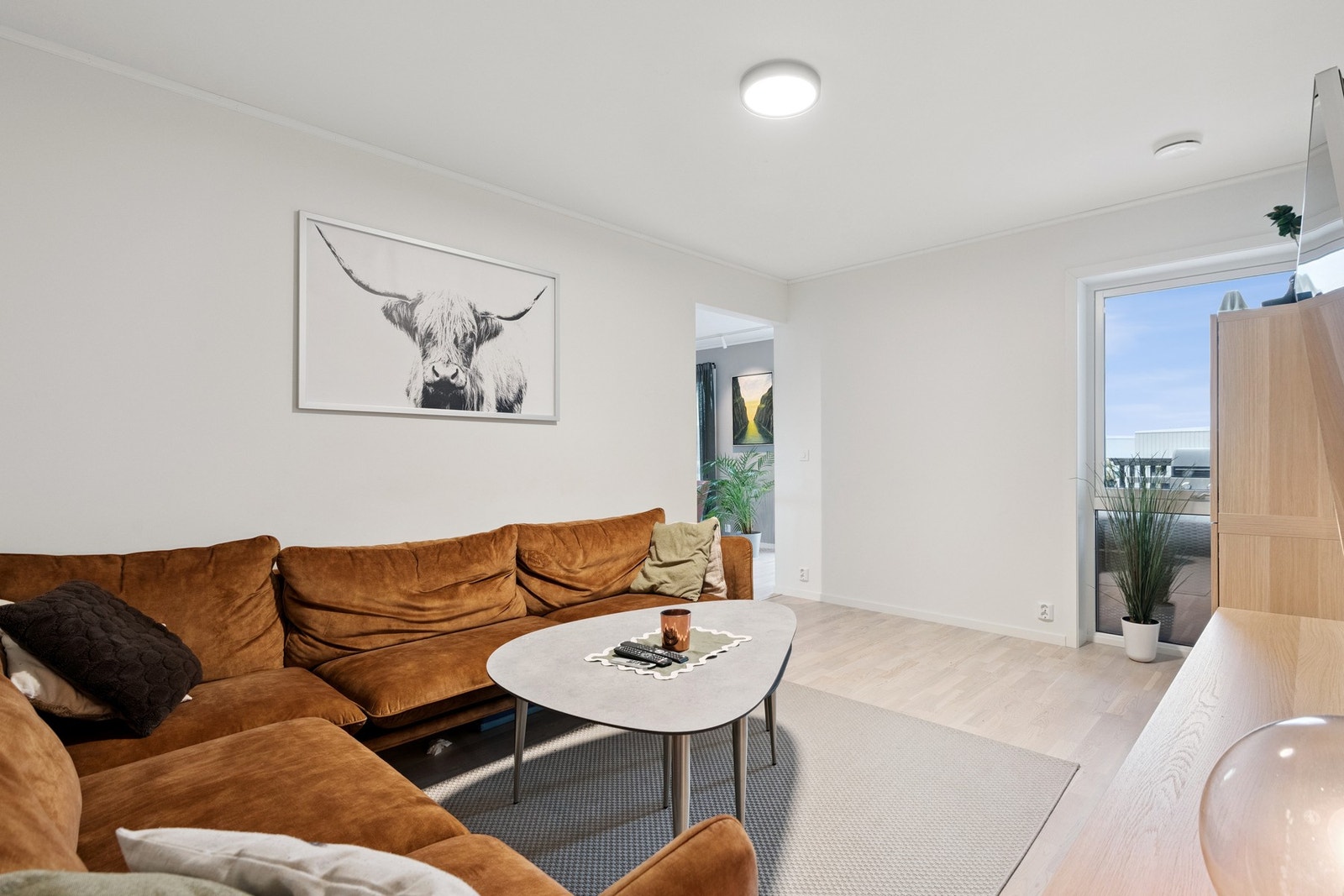 Stuen har god plass til sofagruppe og tv-benk. Galleribilde