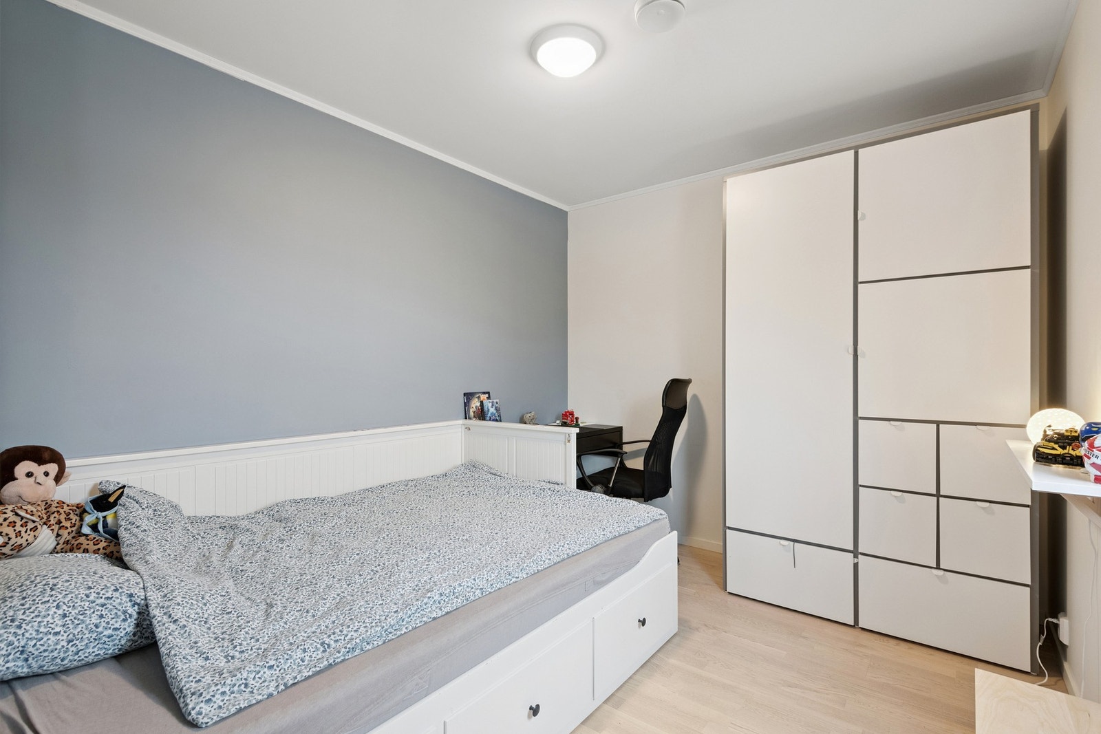 Soverom med god plass til garderobe og møblering. Galleribilde