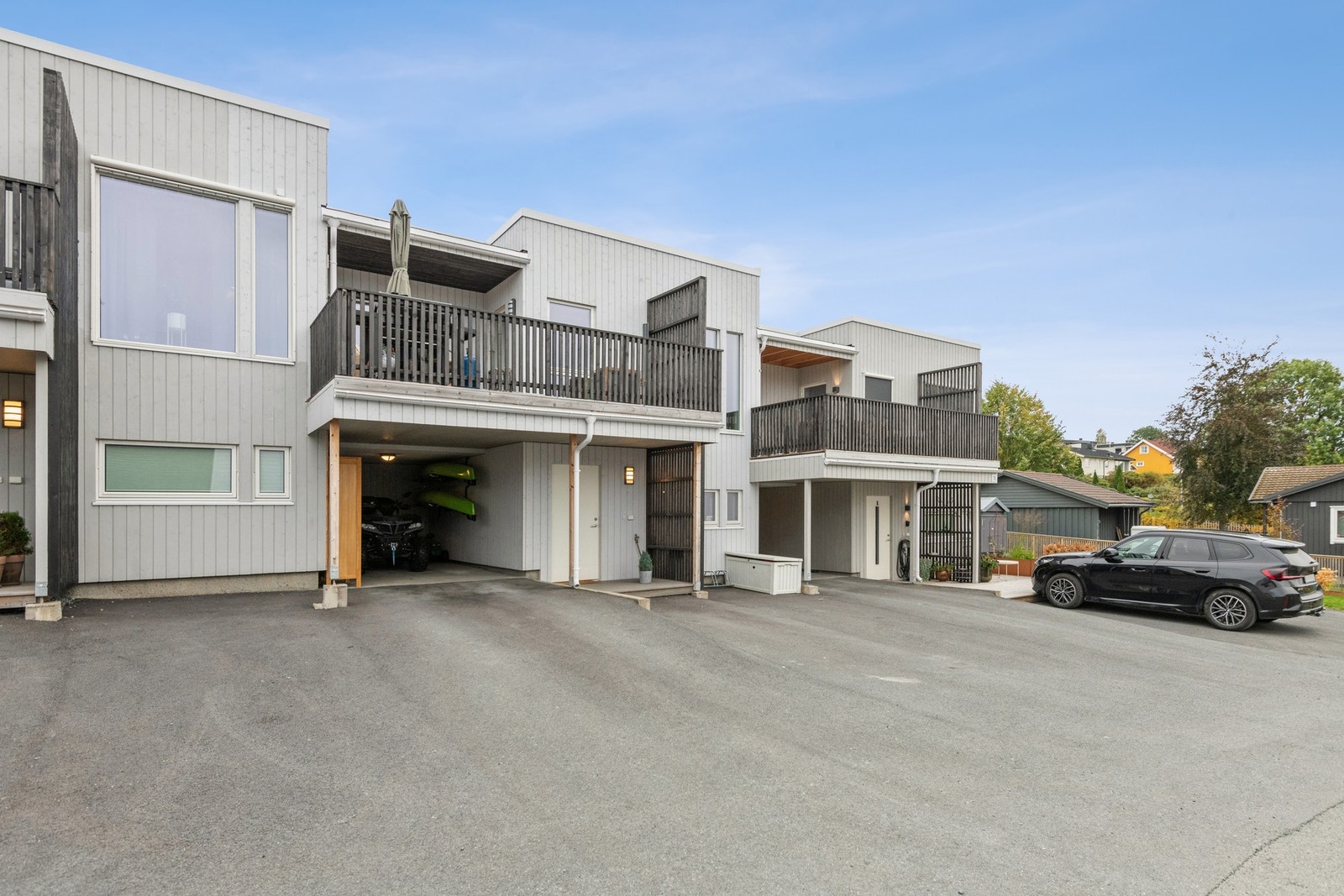 Andelen har carport og god plass til parkering utenfor boligen Galleribilde