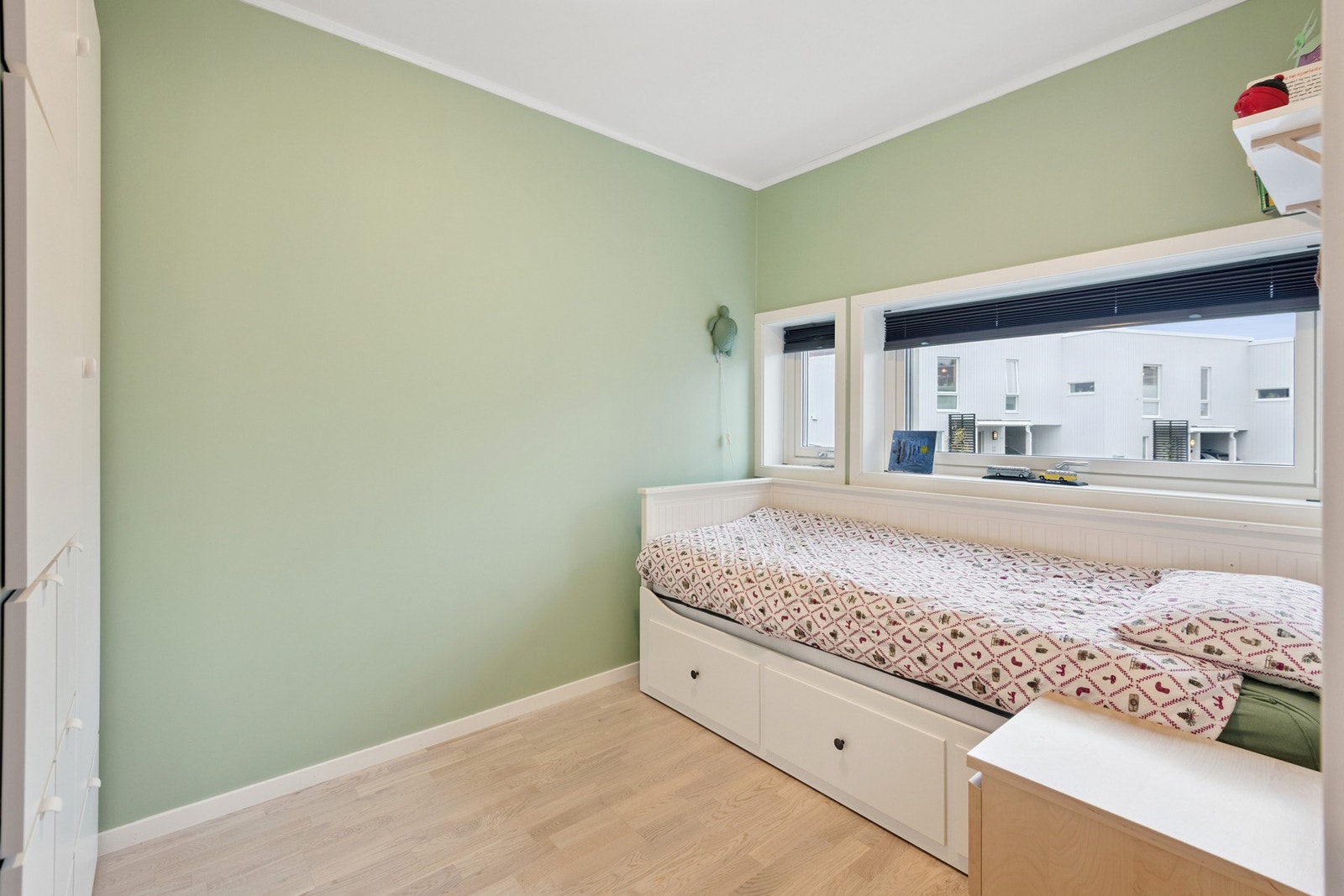 Ett av tre soverom ligger i 2.Etasje og har god plass til møblering. Galleribilde