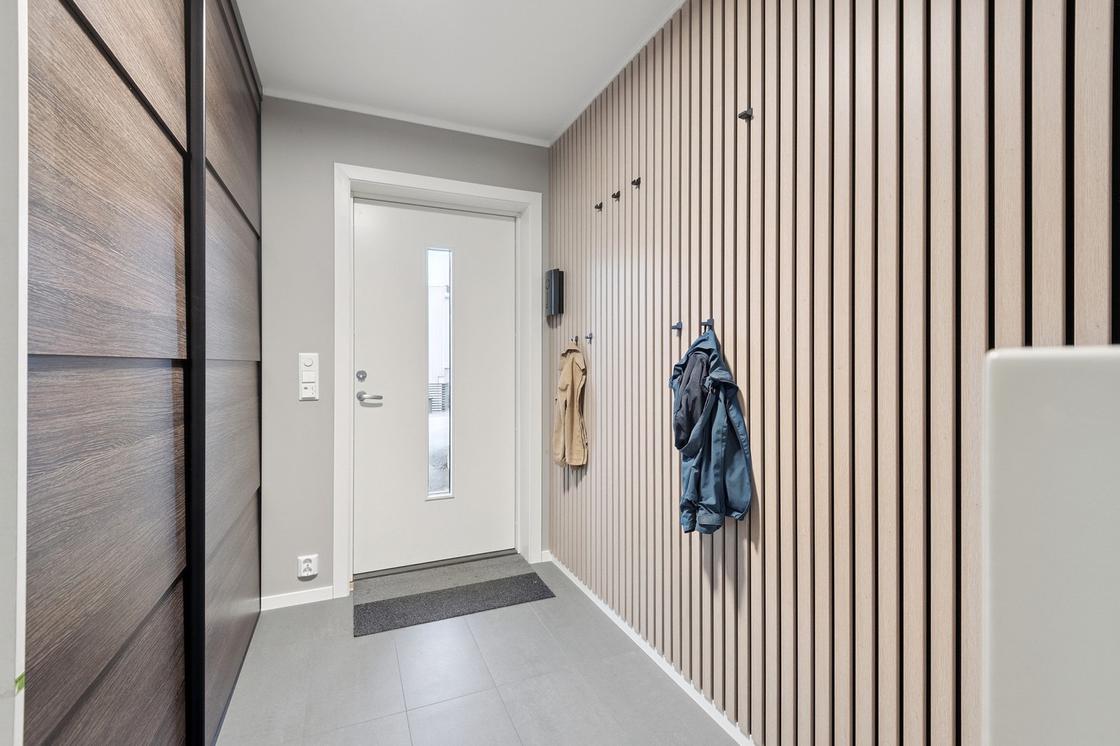 Entré med varme i gulv og spilevegg Galleribilde