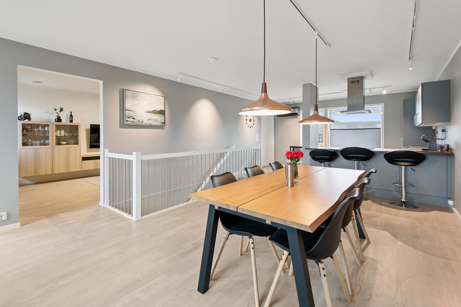 Kjøkkenet har en praktisk barløsning. I den åpne løsningen mellom stue og kjøkken er det god plass til møblering. Galleribilde