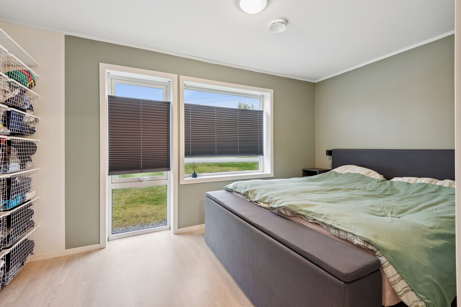 Hovedsoverom med plas til dobbeltseng og garderobeløsning. Galleribilde