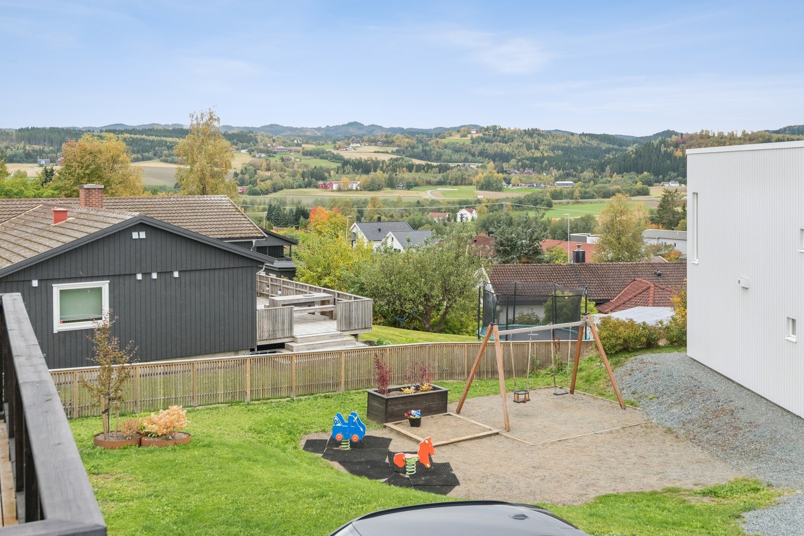 Fra boligen har man flott utsikt mot Halsan. Borettslaget har en velholdt eiendom med felles lekeplass for beboerne. Galleribilde
