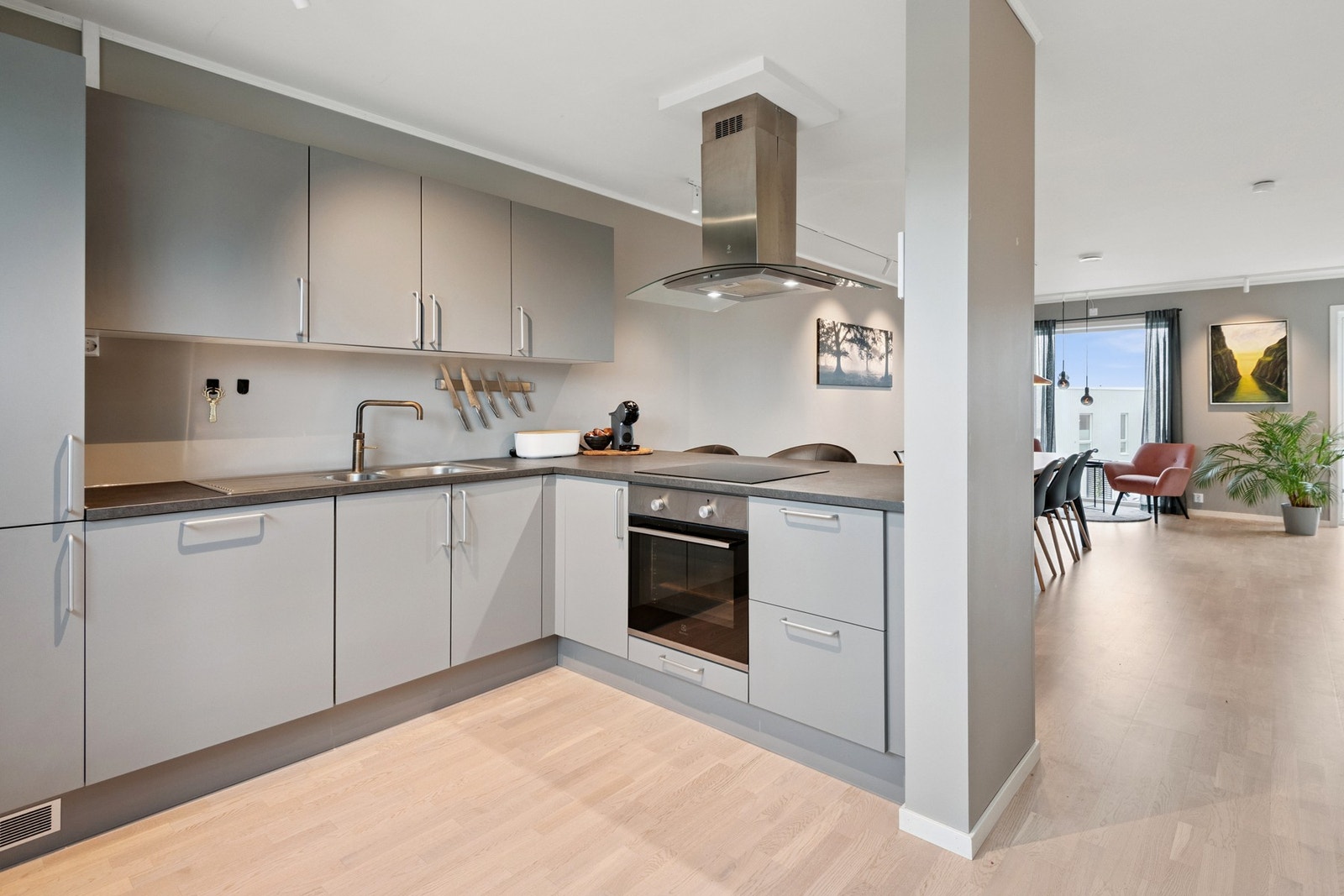 Kjøkkenet har mye skap og benkeplass med integrerte hvitevarer. Galleribilde