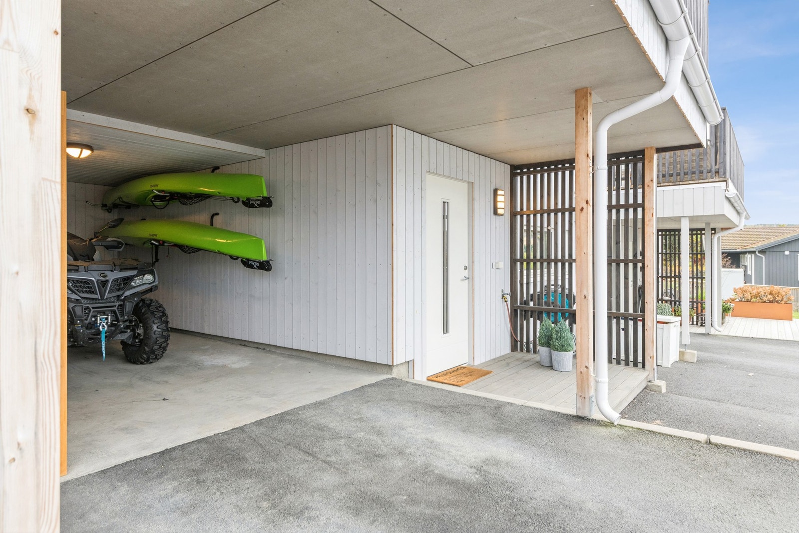 Inngangspartiet er takoverbygget. Innkjørsel er asfaltert. Galleribilde