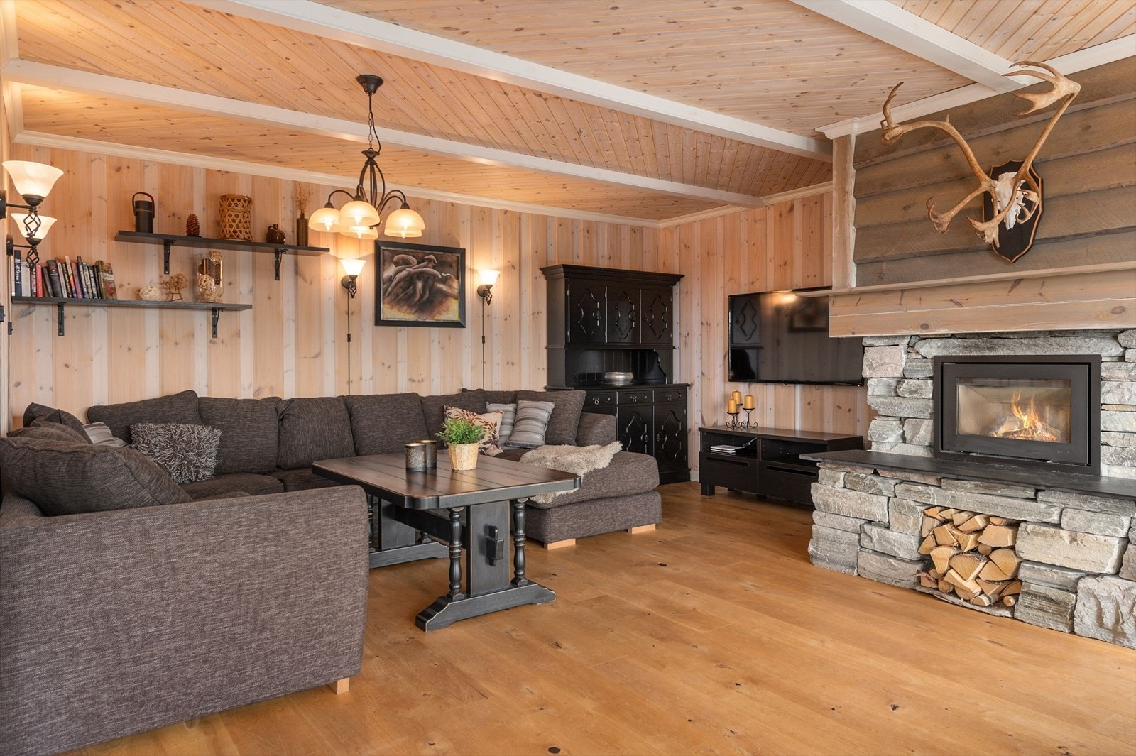 Stuen er romslig med god plass til stor sofagruppe, tv-benk og annet ønskelig møblement. Galleribilde