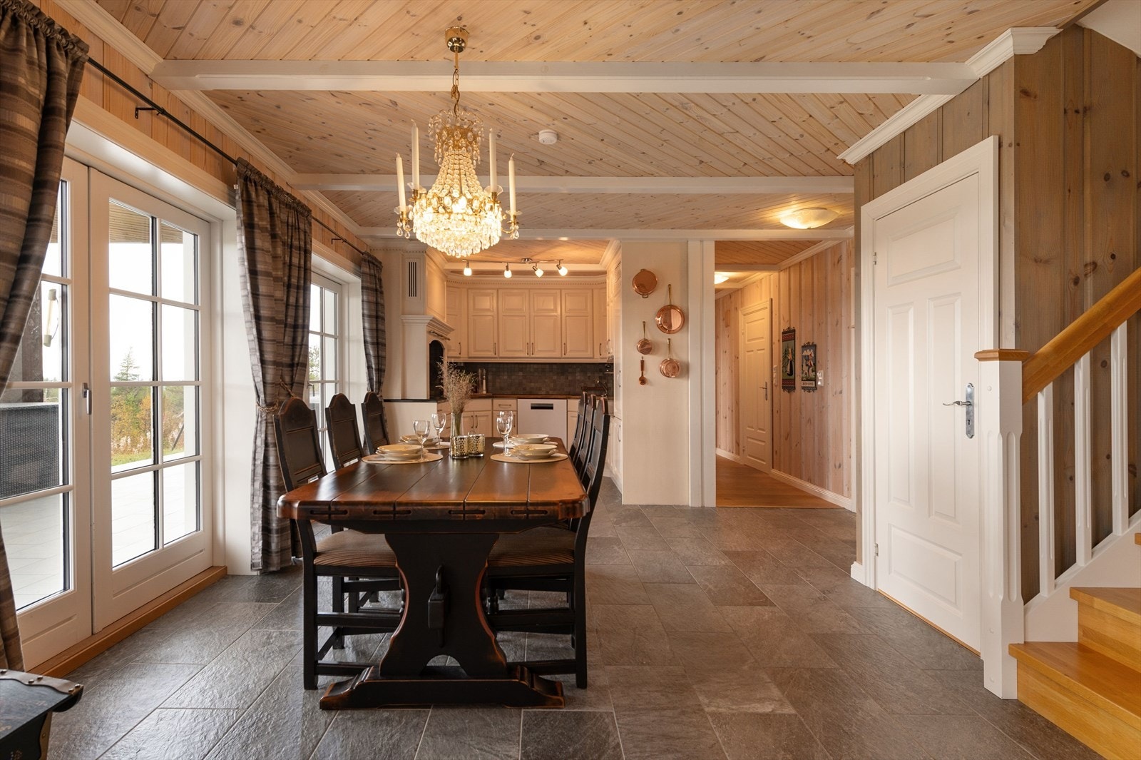 I tilknytning til kjøkkenet er det naturlig plass til et stort spisebord. Galleribilde