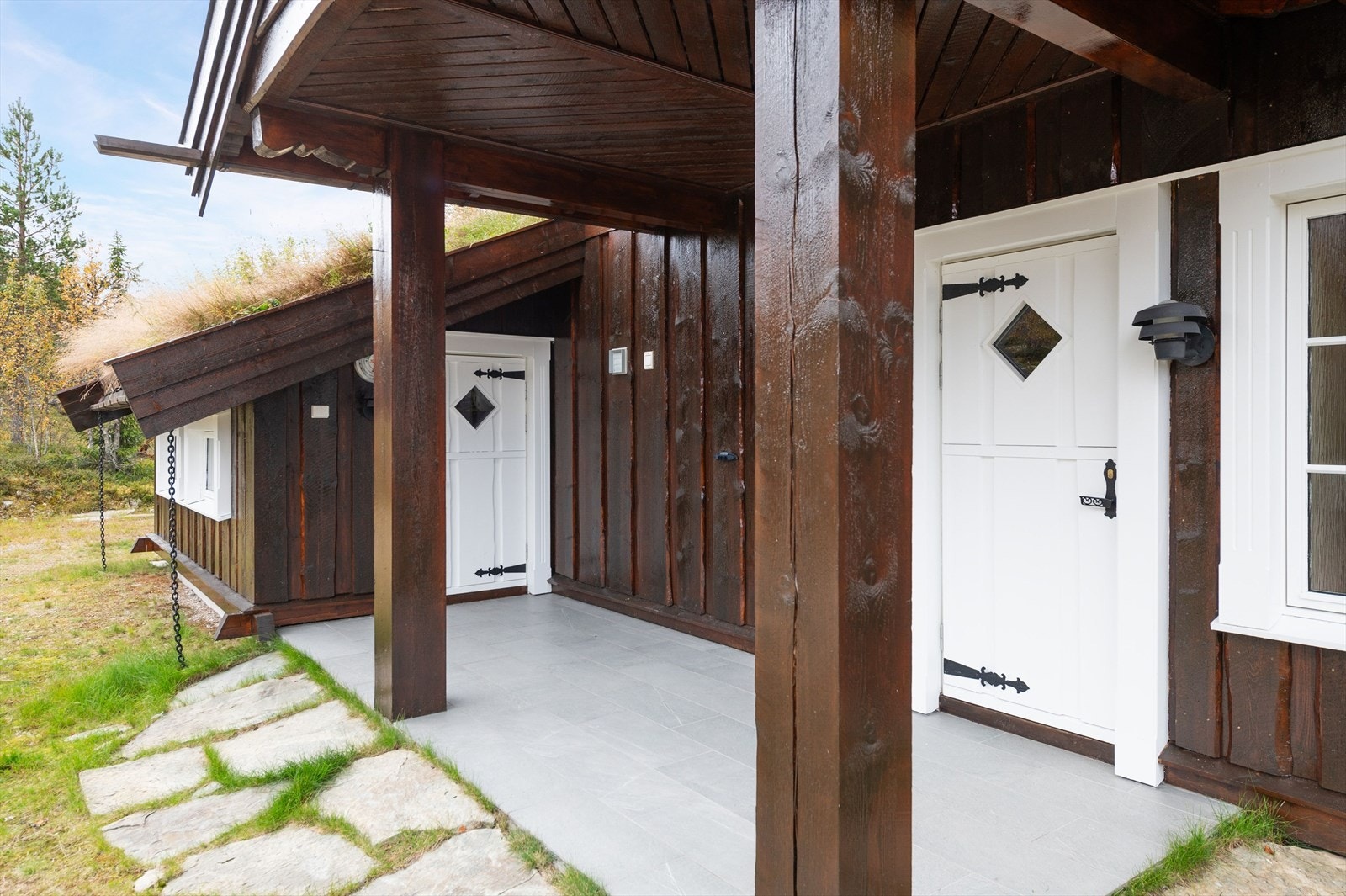 Du ønskes velkommen inn via et flott overbygget inngangsparti med flislagt terrasse. Galleribilde