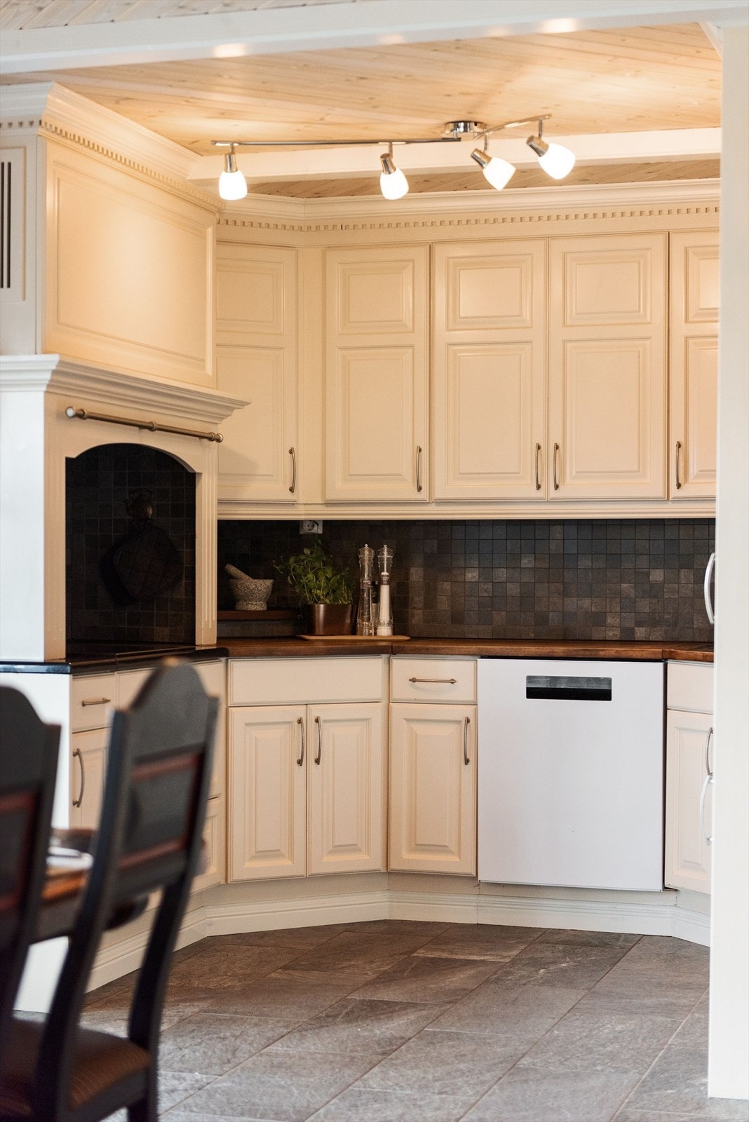 Kjøkkenet er utstyrt med integrerte hvitevarer som medfølger i handelen. Galleribilde