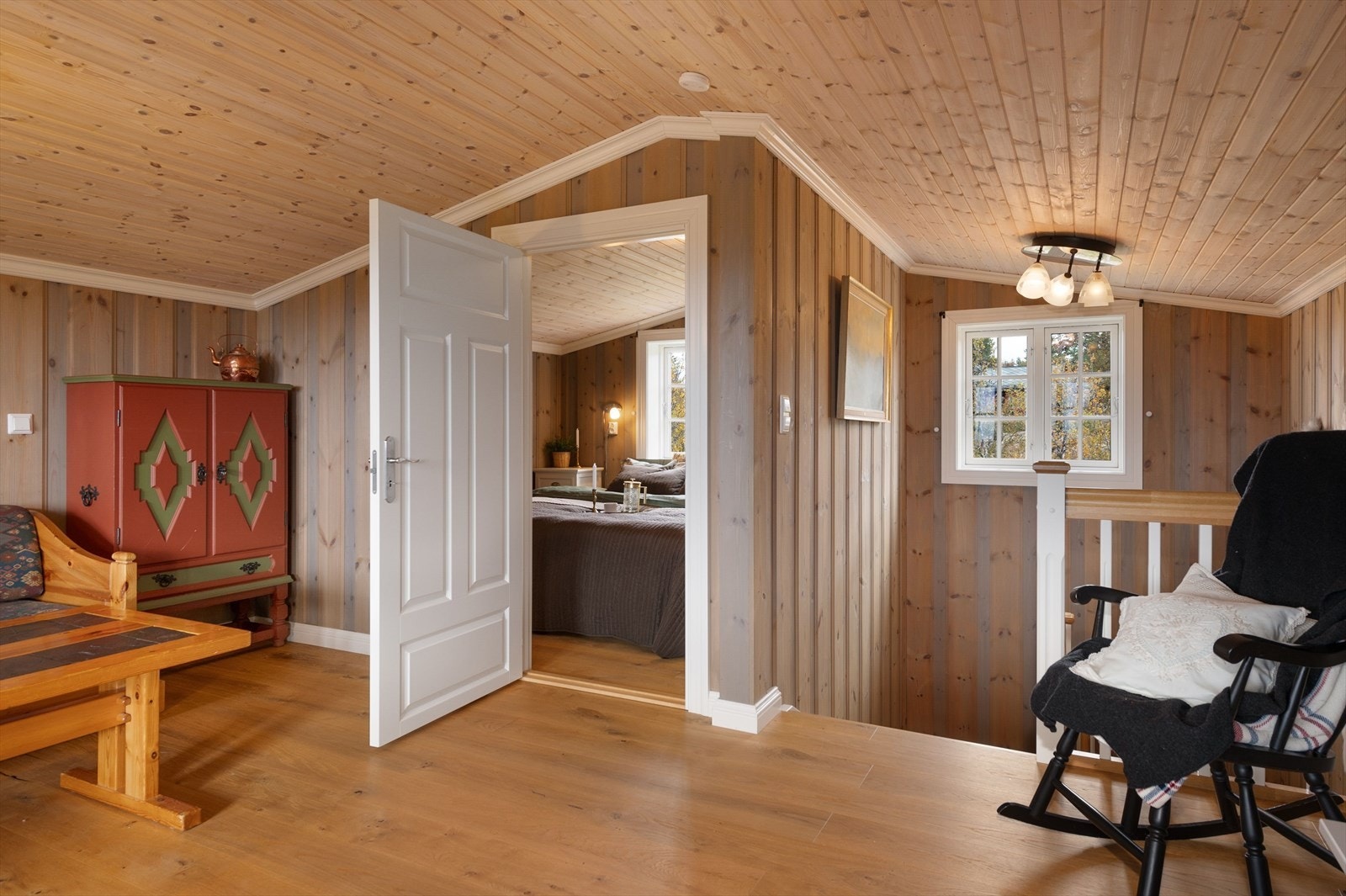 I hyttas 2. etasje kommer du opp i en ekstra stue med adkomst til soverom 3. Galleribilde