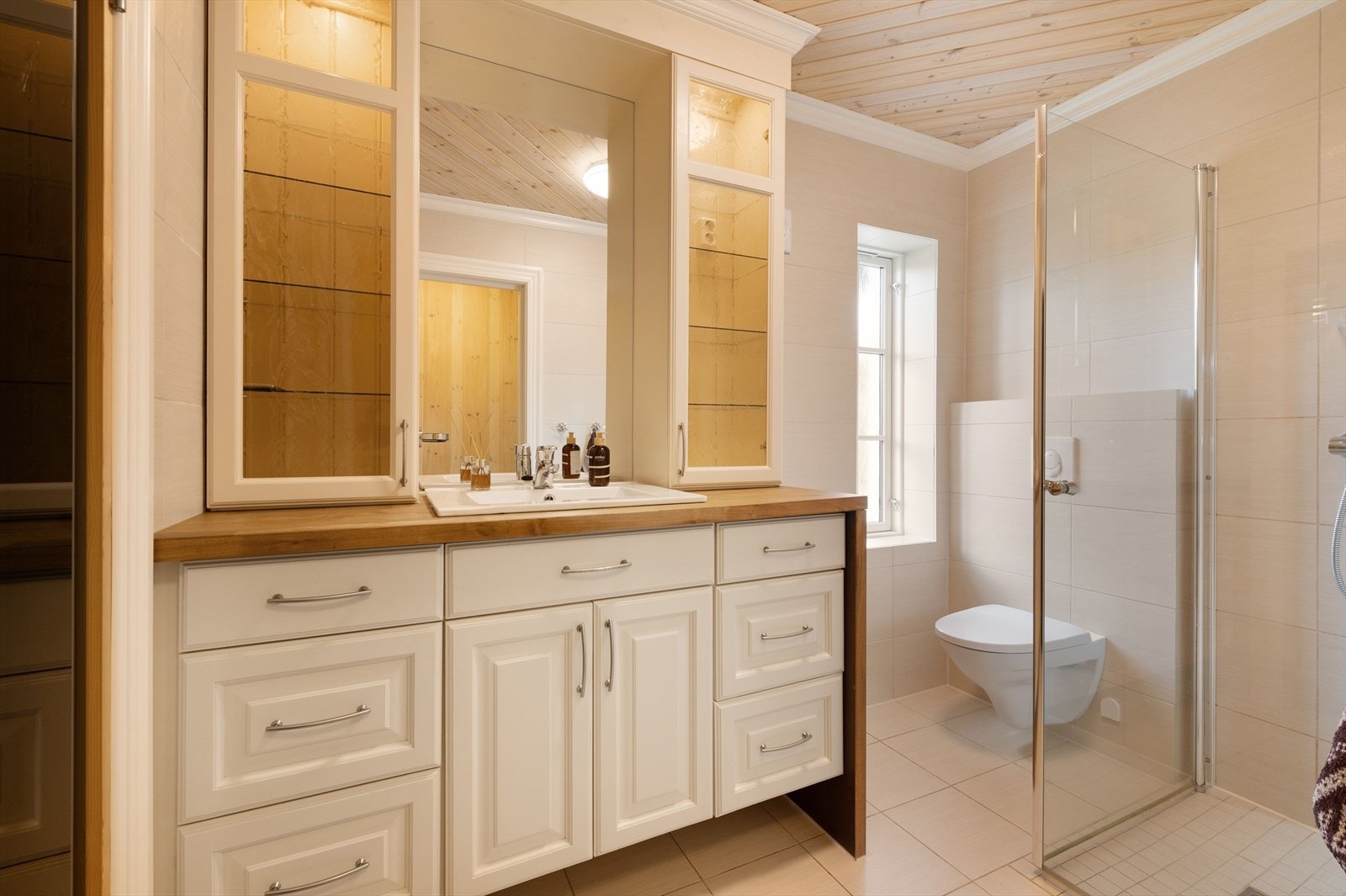 I tilknytning til soverommene i 1. etasje er det et lyst og pent baderom fra byggeåret 2014. Baderommet har delikate fliser på gulv og vegger, deilig gulvvarme og elektrisk styrt vifte. Galleribilde