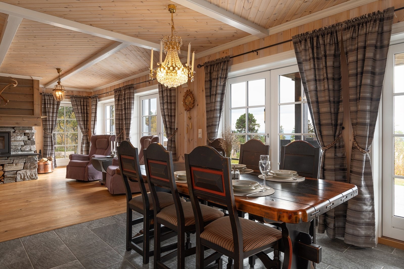 Stuen er det naturlige oppholdsrommet i hytta, og er et stort og flott rom for både avkobling og hygge. Galleribilde