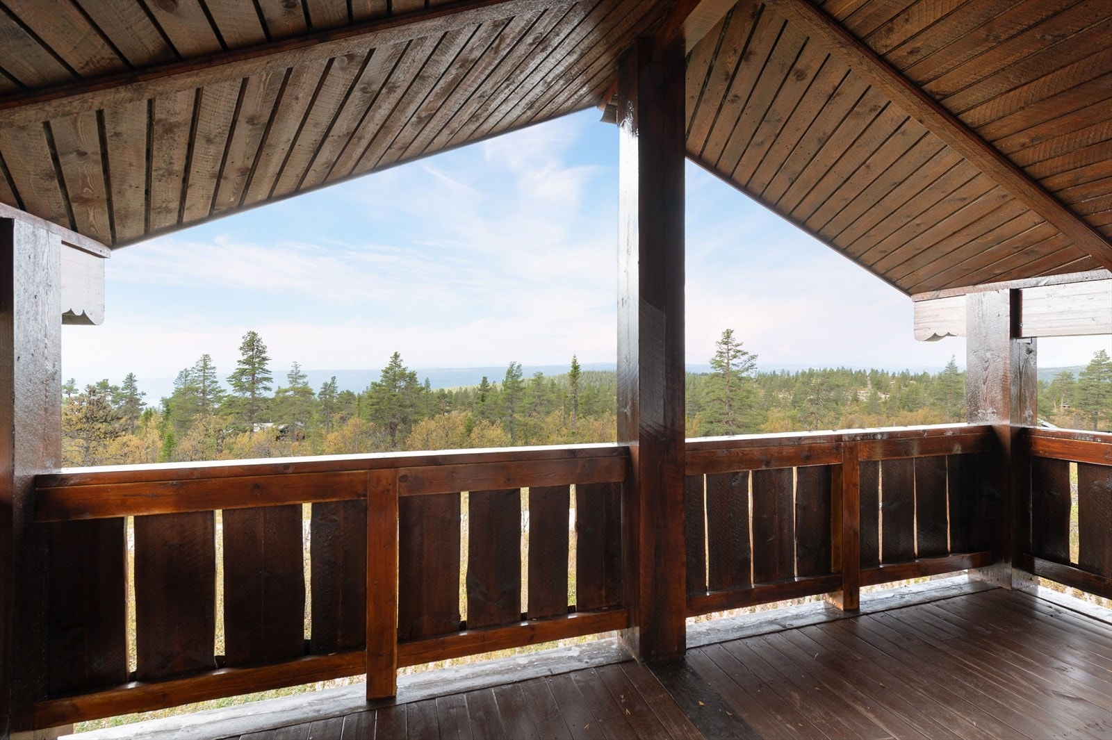 Fra stuen har du utgang til en overbygget balkong på ca. 17m². Galleribilde