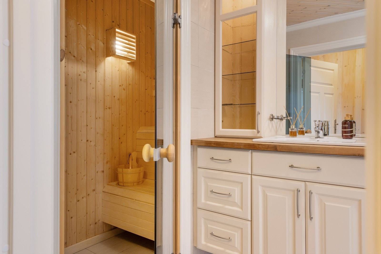 Fra baderommet har du også adkomst til en deilig badstue med flislagt gulv, overflater med panel, plassbygde sittebenker og el.badstuovn. Galleribilde