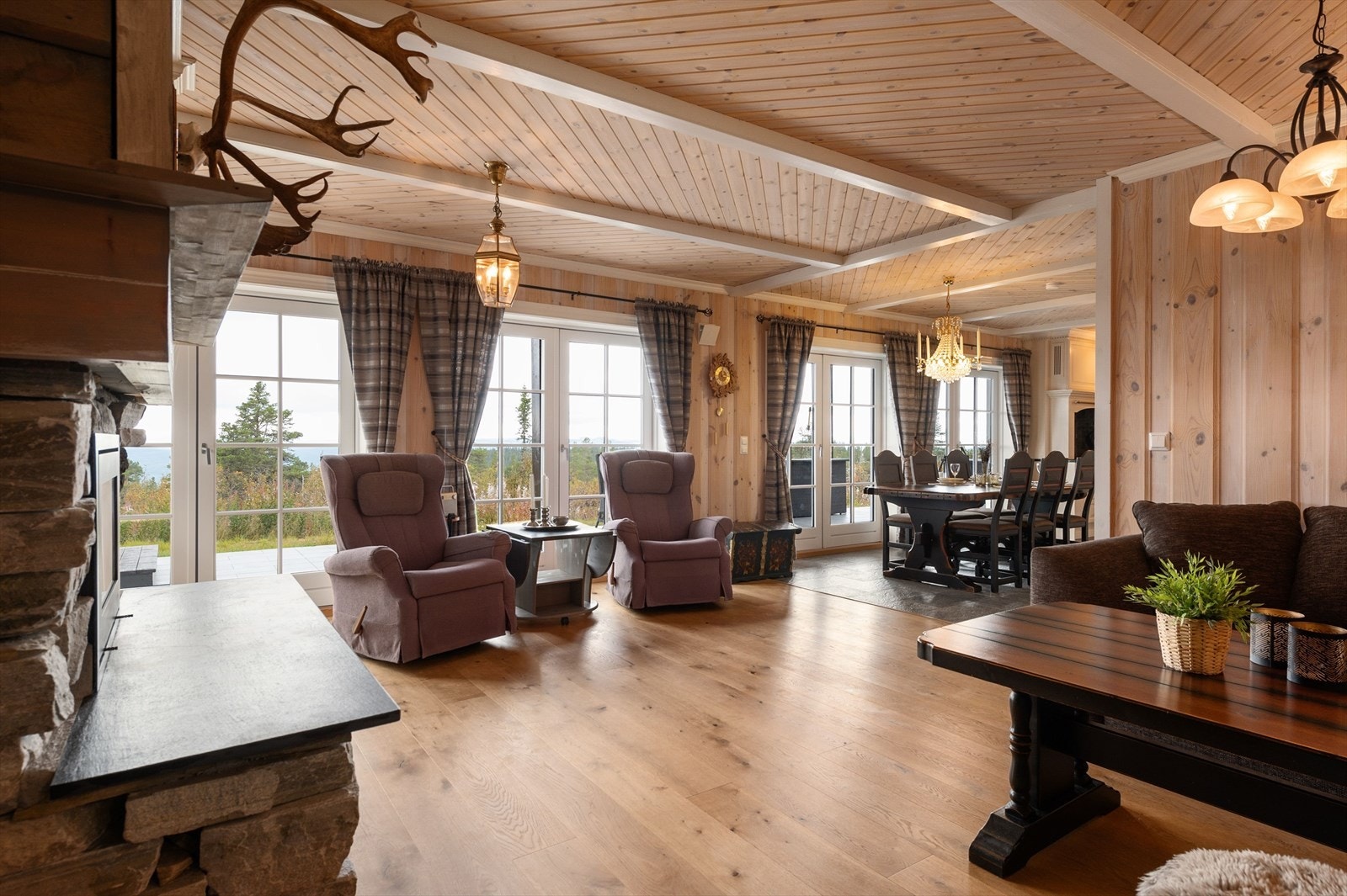 Stuen har flere doble terrassedører ut til den fantastiske terrassen. Galleribilde