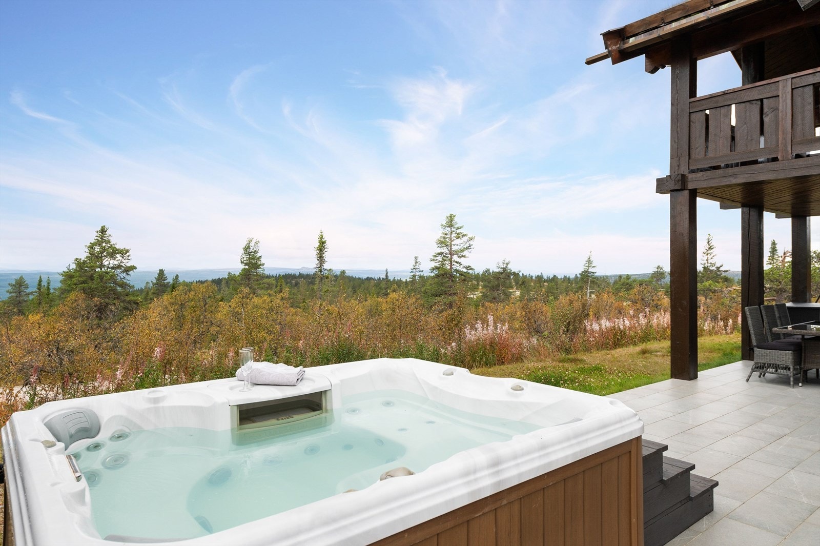 Terrassen er også utstyrt med en flott Jacuzzi som medfølger i handelen. Her kan du enkelt finne roen og nyte den flotte utsikten! Galleribilde