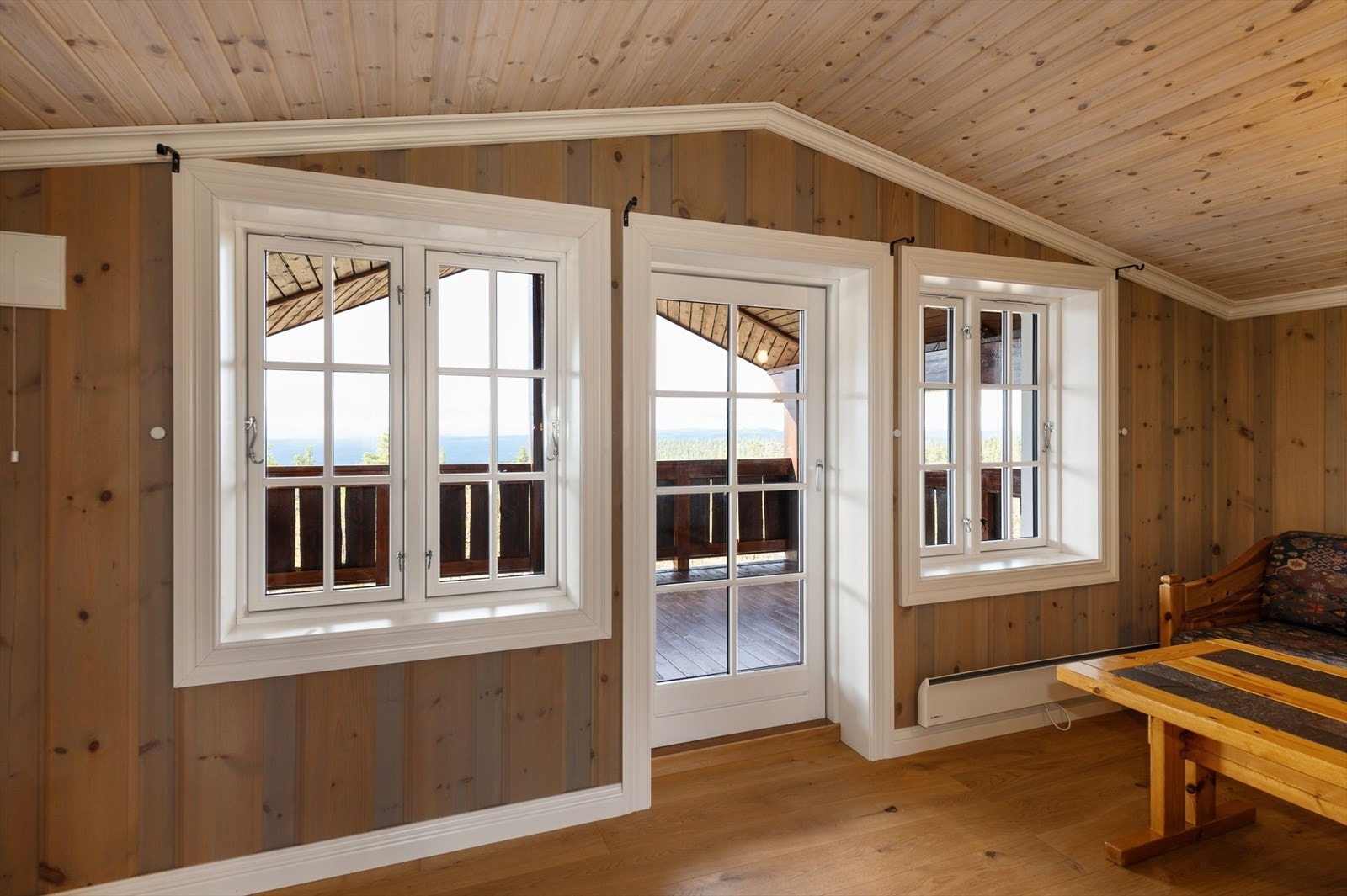 Stuen har fine vindusflater som åpner opp for utsikten. Galleribilde