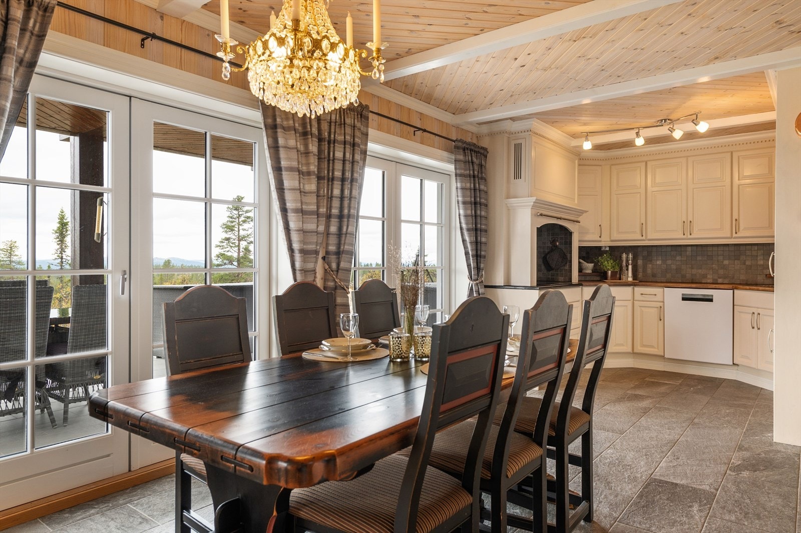 Kjøkkenet ligger i en fin og sosial åpen løsning med spisestuen. Galleribilde