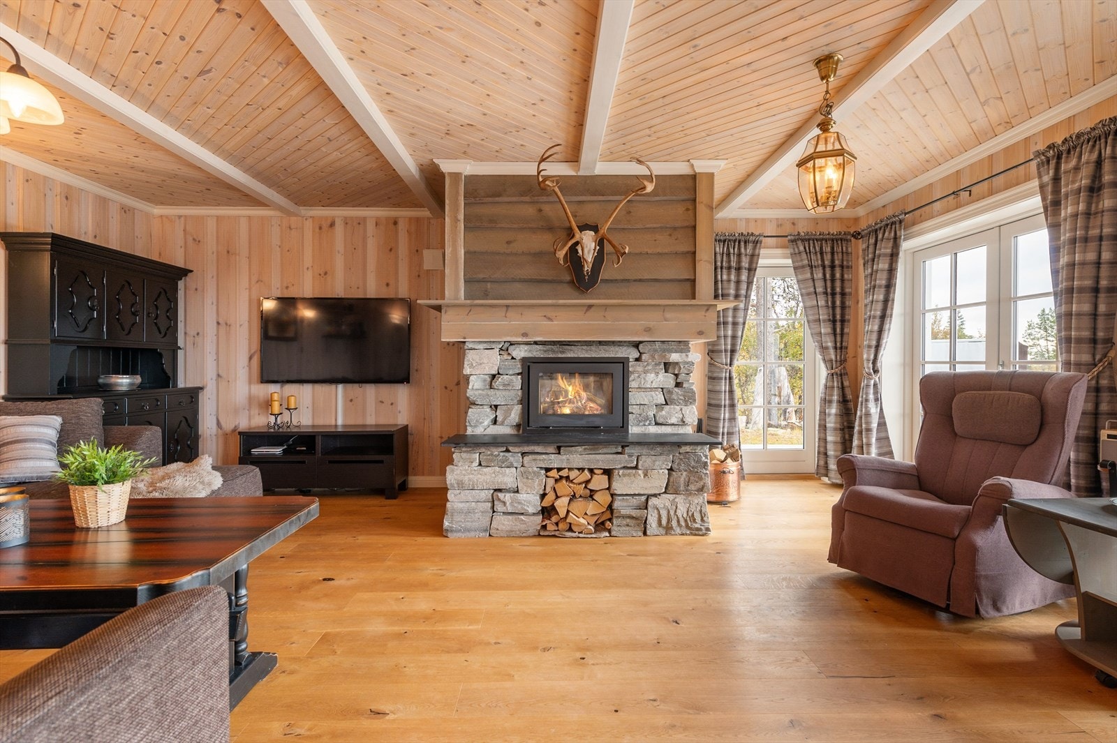 Som et fint midtpunkt i stuen har du en flott peis med naturstein og peisinnsats. Galleribilde