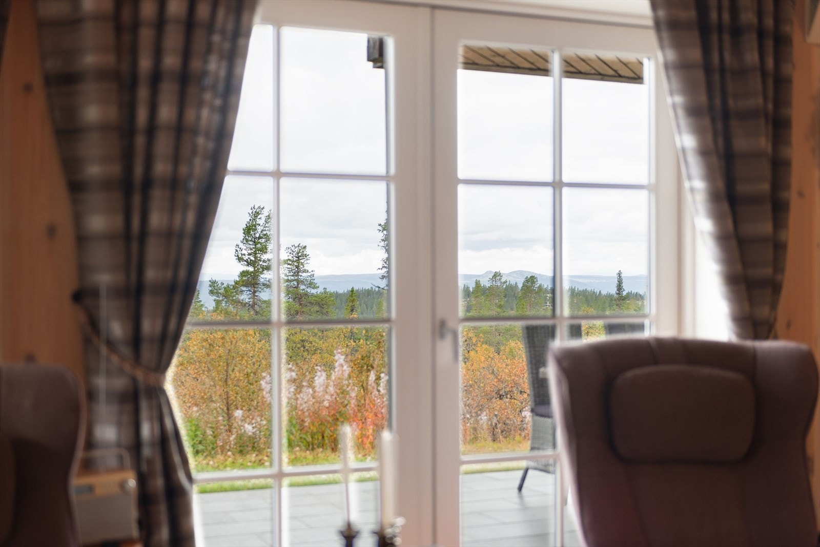 De store vindusflatene slipper inn rikelig med naturlig lys og åpner opp for den naturskjønne utsikten. Galleribilde