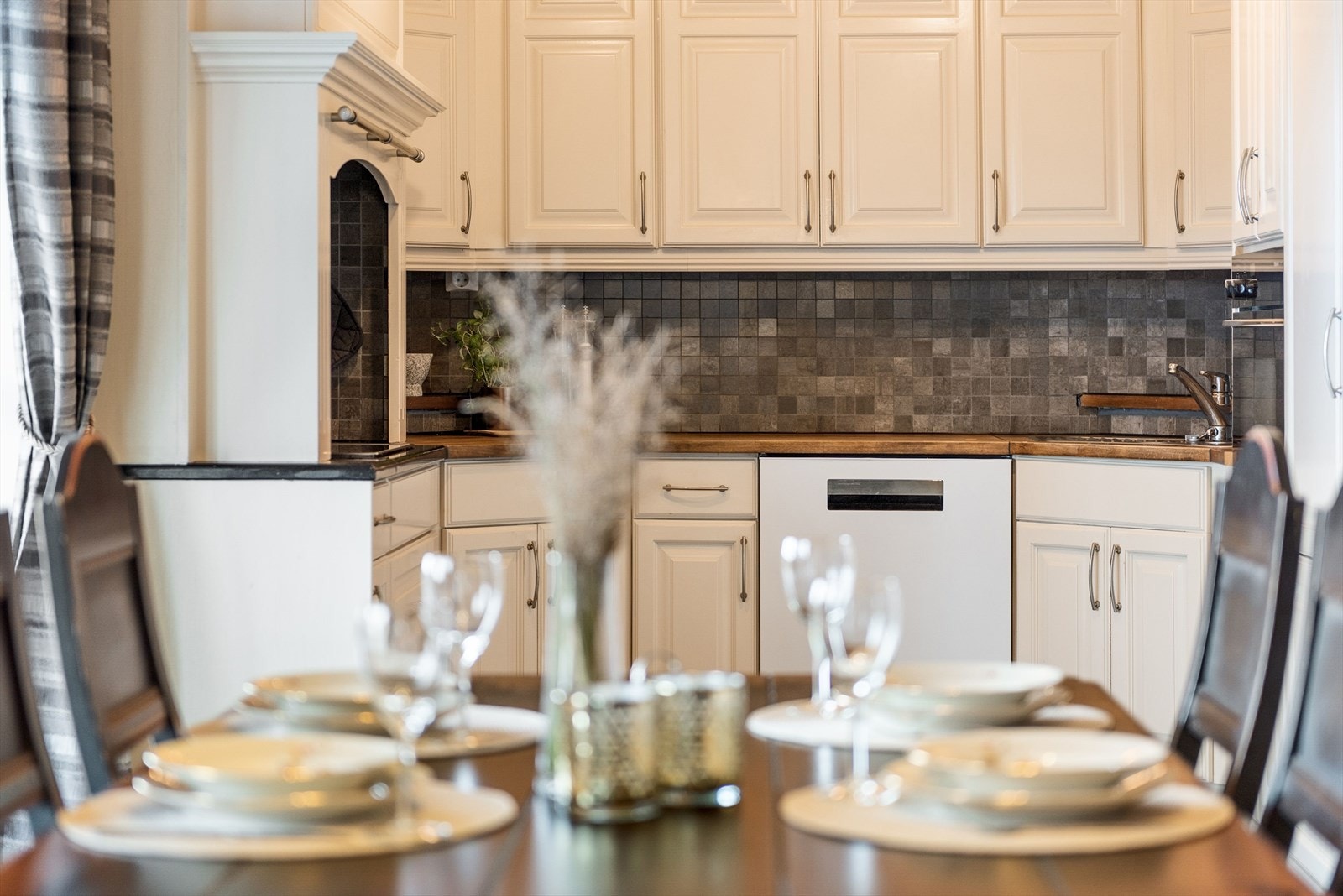 Pen kjøkkeninnredning med god skap- og benkeplass. Galleribilde