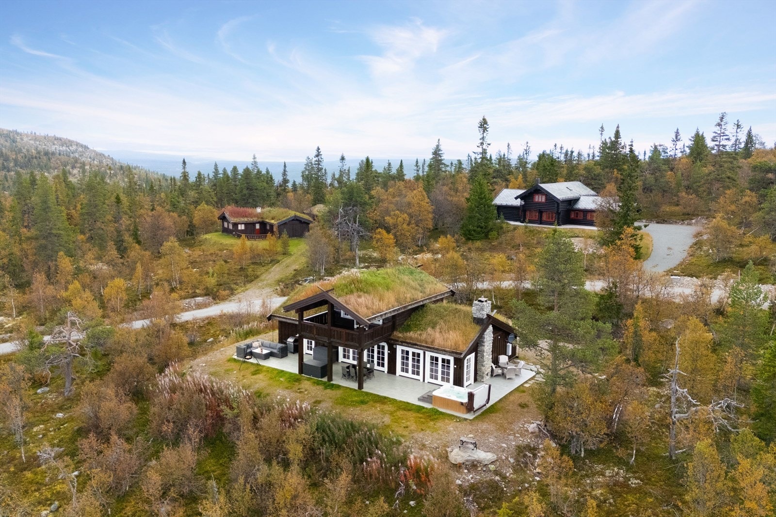Hytta har en fantastisk flott terrasse av generøs størrelse med flislagt dekke, jacuzzi og god plass til flere ulike sittegrupper. Galleribilde
