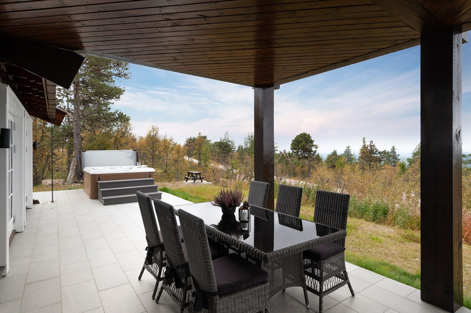 Terrassen vender mot både syd og vest som sørger for supre forhold gjennom hele dagen og til sent kveld. Galleribilde