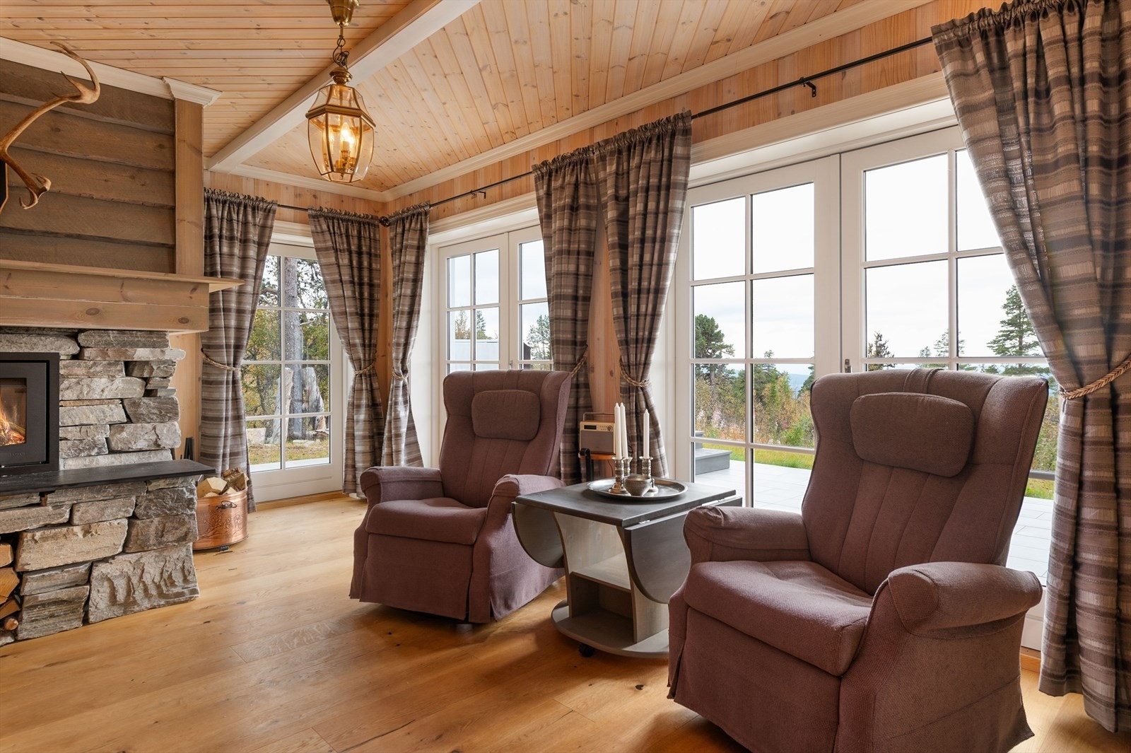 Stuen har god standard med pen enstavs parkett på gulv med gulvvarme og overflater med lysnet panel. Galleribilde