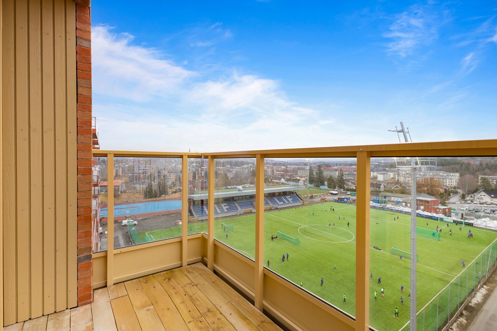 Utgang til flott balkong på 3,7kvm fra soverom 2. Leiligheten har to fine balkonger. Galleribilde