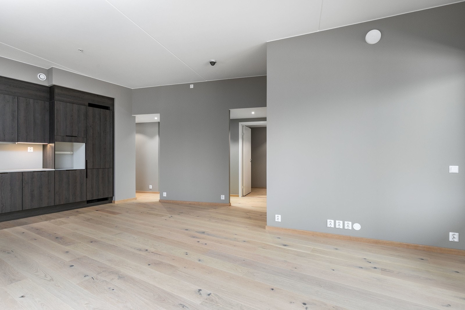 Her har man god plass til sofamøbler og TV-bord etter ønske Galleribilde