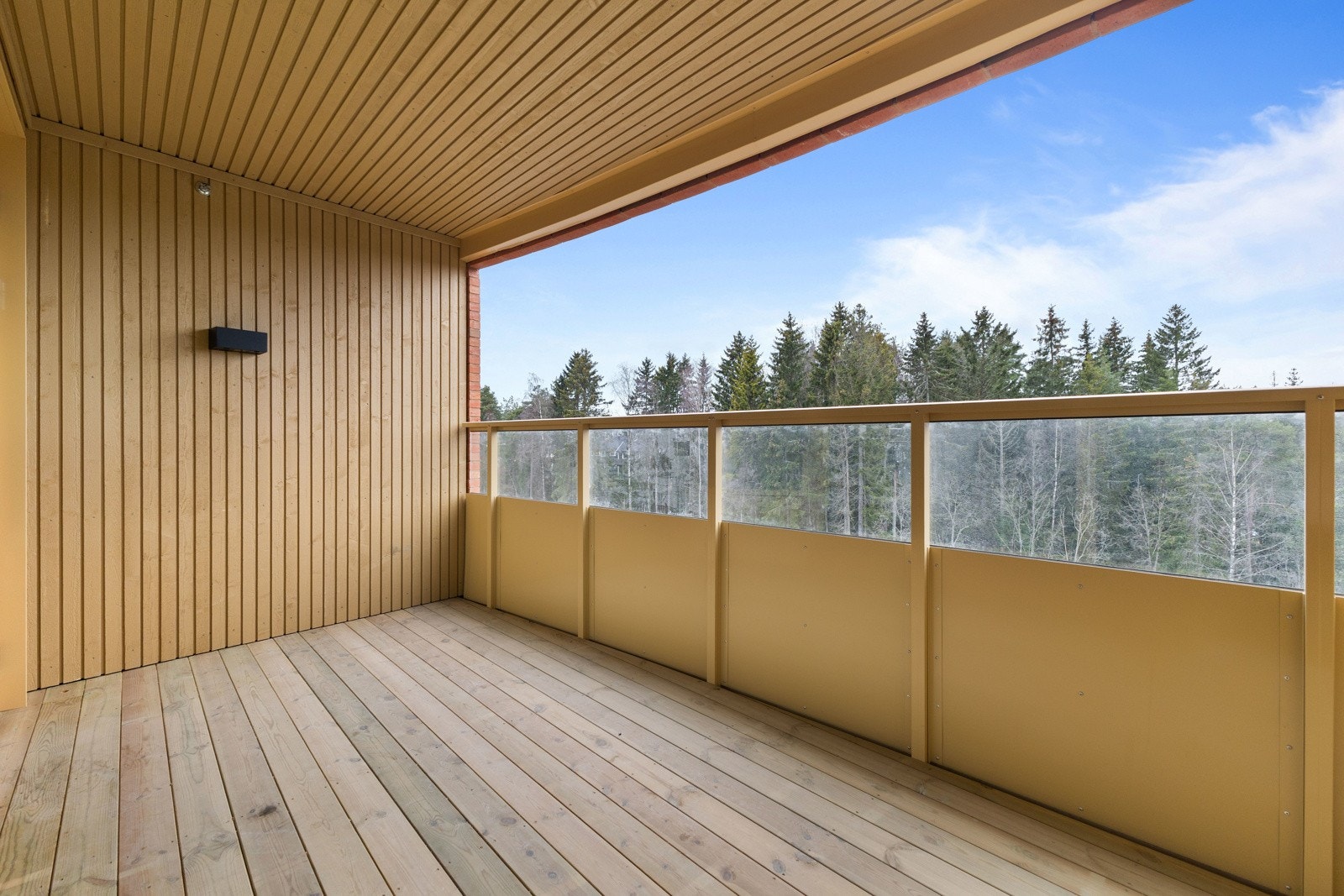 Utgang til flott balkong på 9,5 kvm fra stuen Galleribilde