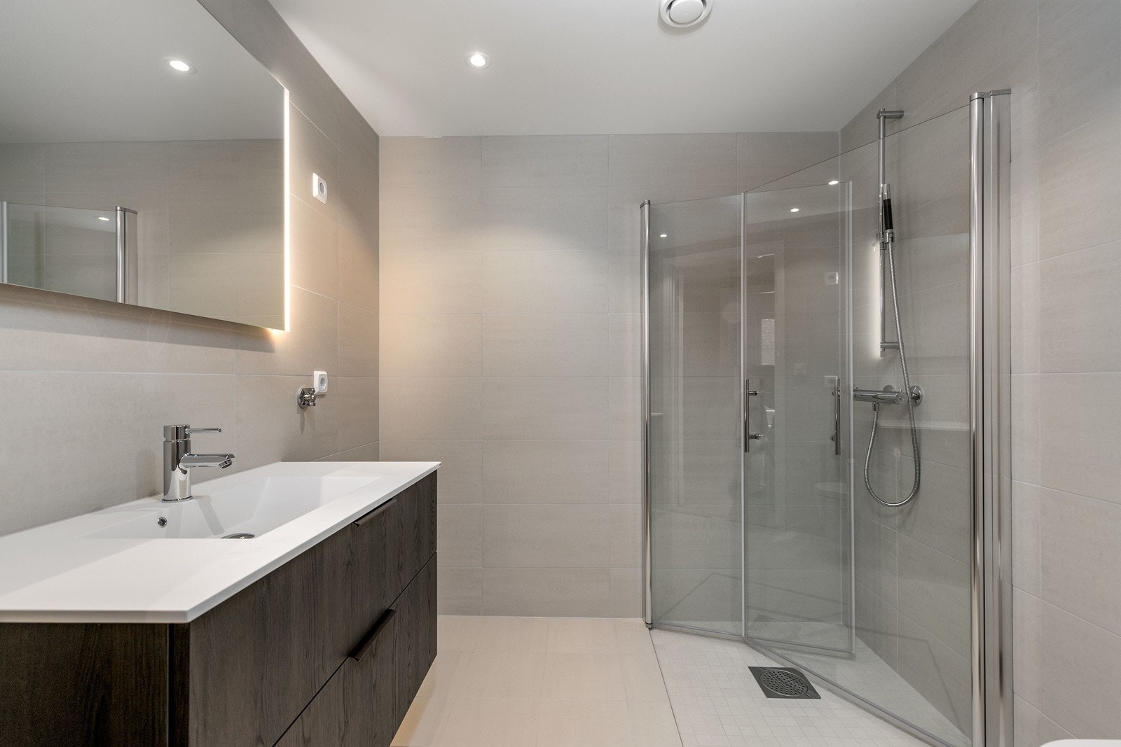 Delikat hovedbad med flotte fliser på både vegger og gulv, downlights og gulvvarme. Galleribilde