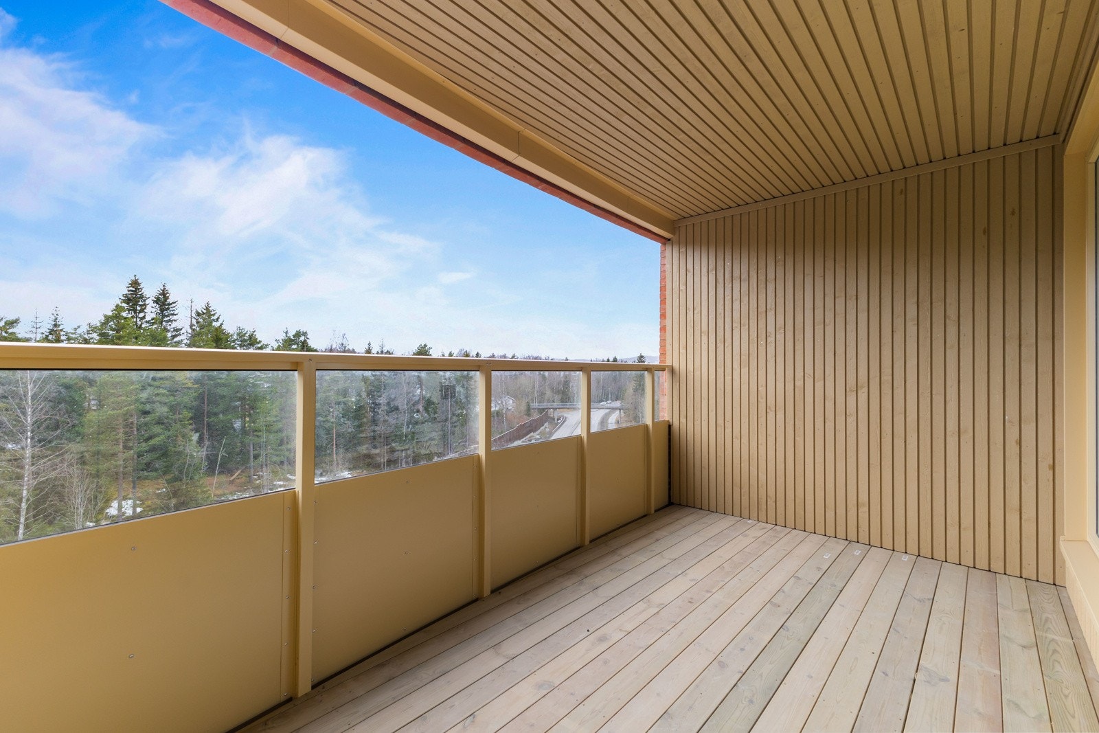 Utgang til flott balkong på 9,5 kvm fra stuen Galleribilde