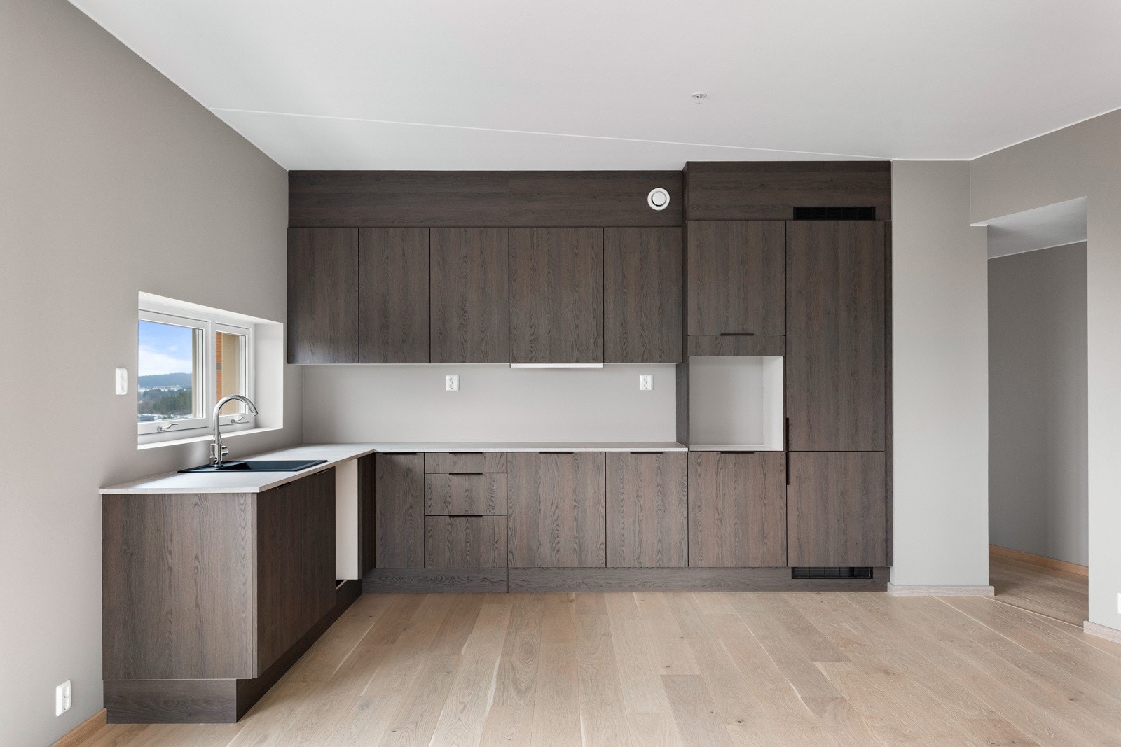 Lekkert kjøkken med avsatt plass til integrerte hvitevarer, fra HTH av type Mood. Galleribilde