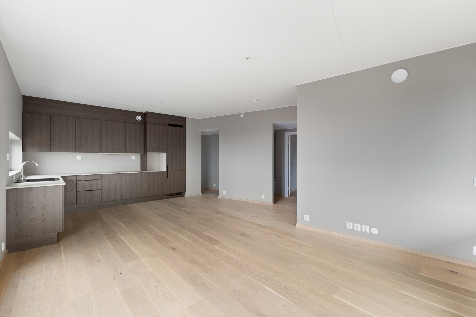 Lekkert kjøkken med avsatt plass til integrerte hvitevarer, fra HTH av type Mood. Galleribilde