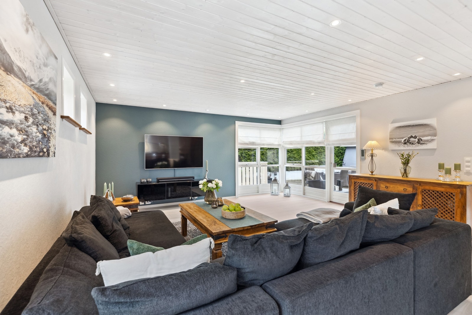 Stuen er av god størrelse med god plass til sofagruppe og spisemøblement. Galleribilde