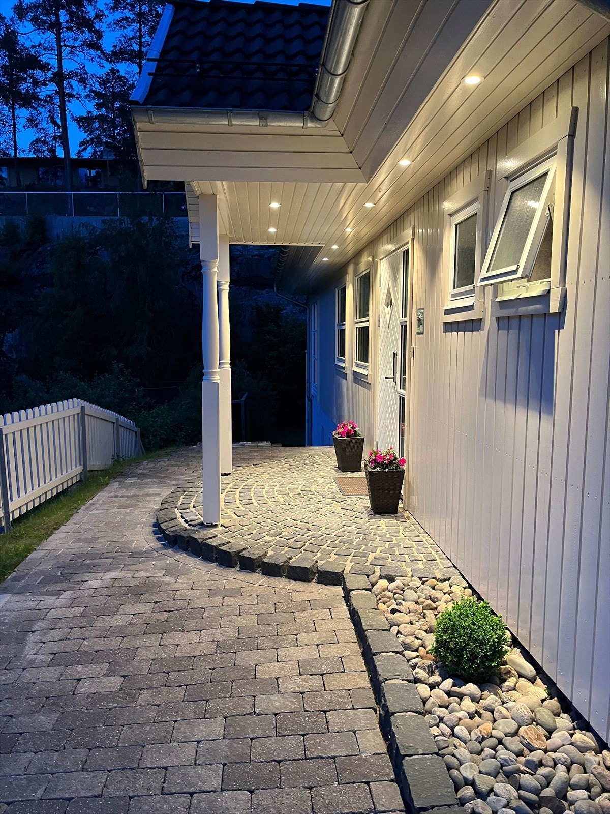 Pent og velholdt inngangsparti som gir et godt førsteinntrykk Galleribilde