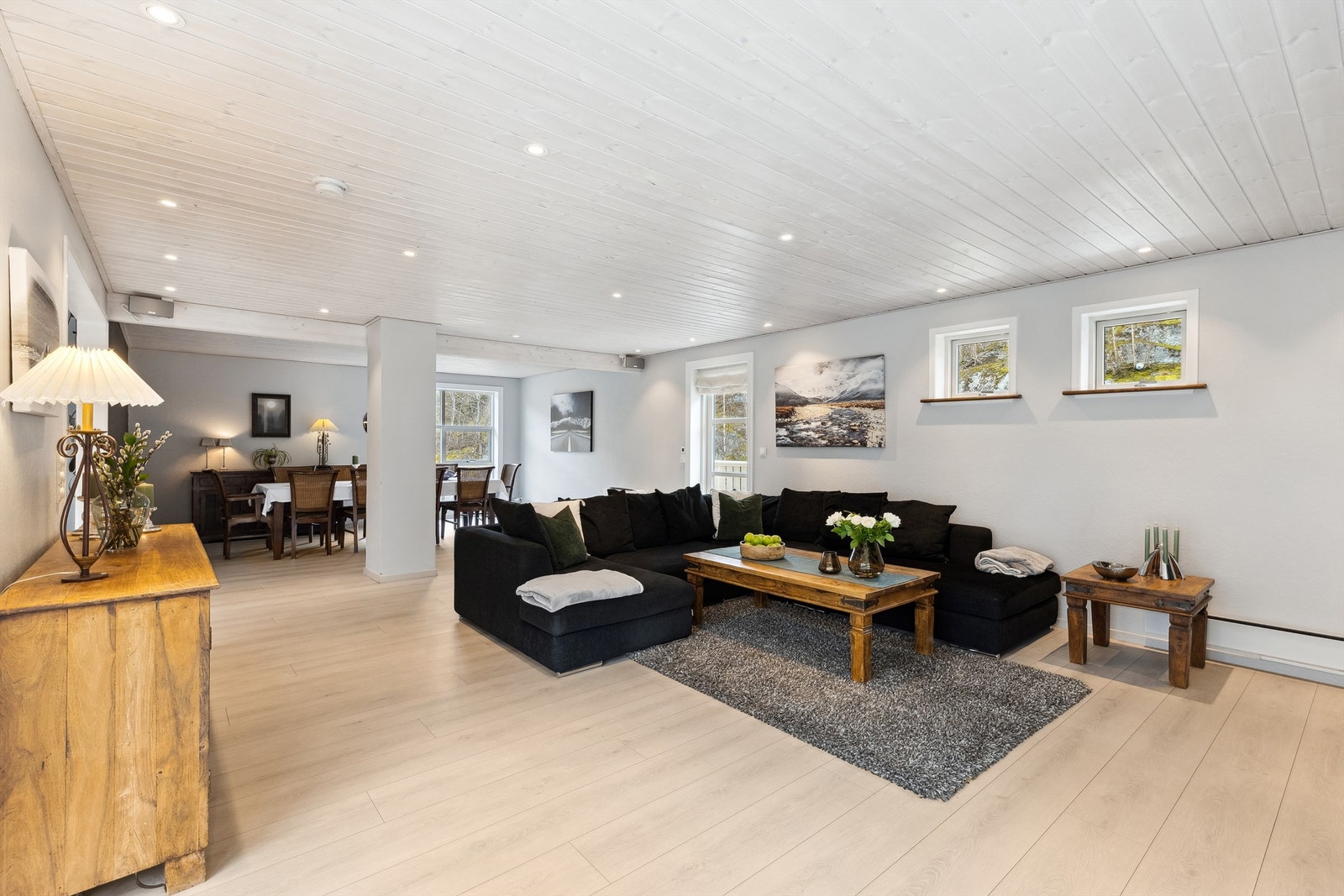 Romløsningen åpner for flere innredningsmuligheter og har god plass til både sofagruppe, spisegruppe og ønsket møblement. Galleribilde