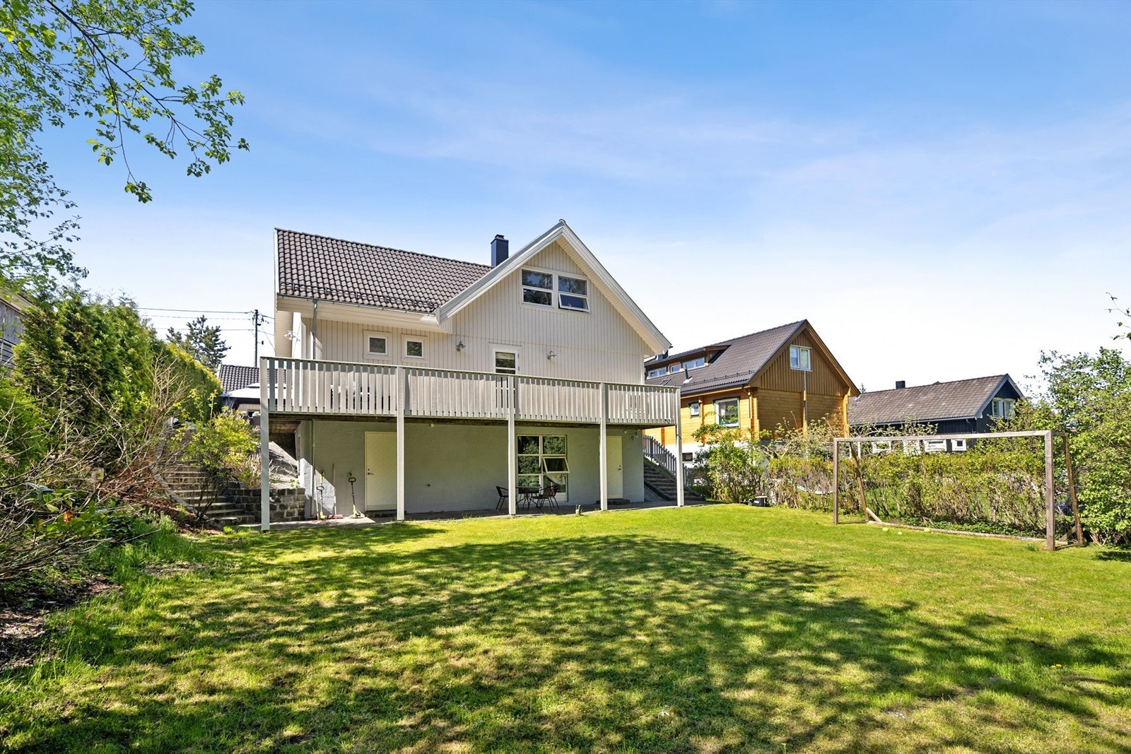 .Velkommen til Alex Olssons vei 28 - Eiendommen har en stor, usjenert hage med masse plass til lek og rekreasjon. Galleribilde