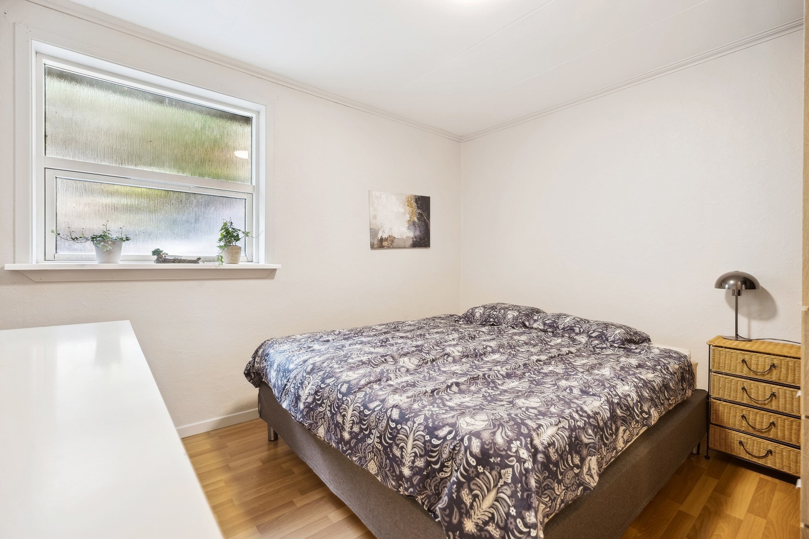 Utleiedel: Her er det ett soverom med plass til dobbeltseng, nattbord og oppbevaring Galleribilde