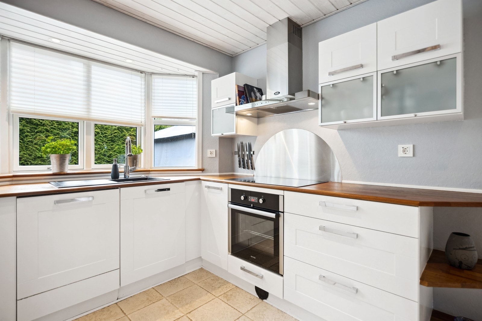 Her er det rikelig med benkeplass, samt gode oppbevaringsmuligheter i de mange underskapene. Galleribilde