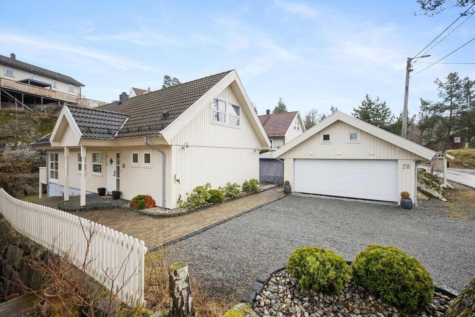Eiendommen er flott opparbeidet med gruset gårdsplass, belegningssten, store terrasseområder og usjenert hage. Galleribilde