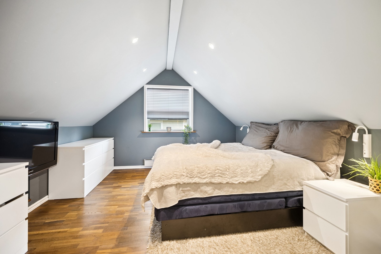 I denne etasjen er det tre soverom som alle er av god størrelse. Galleribilde