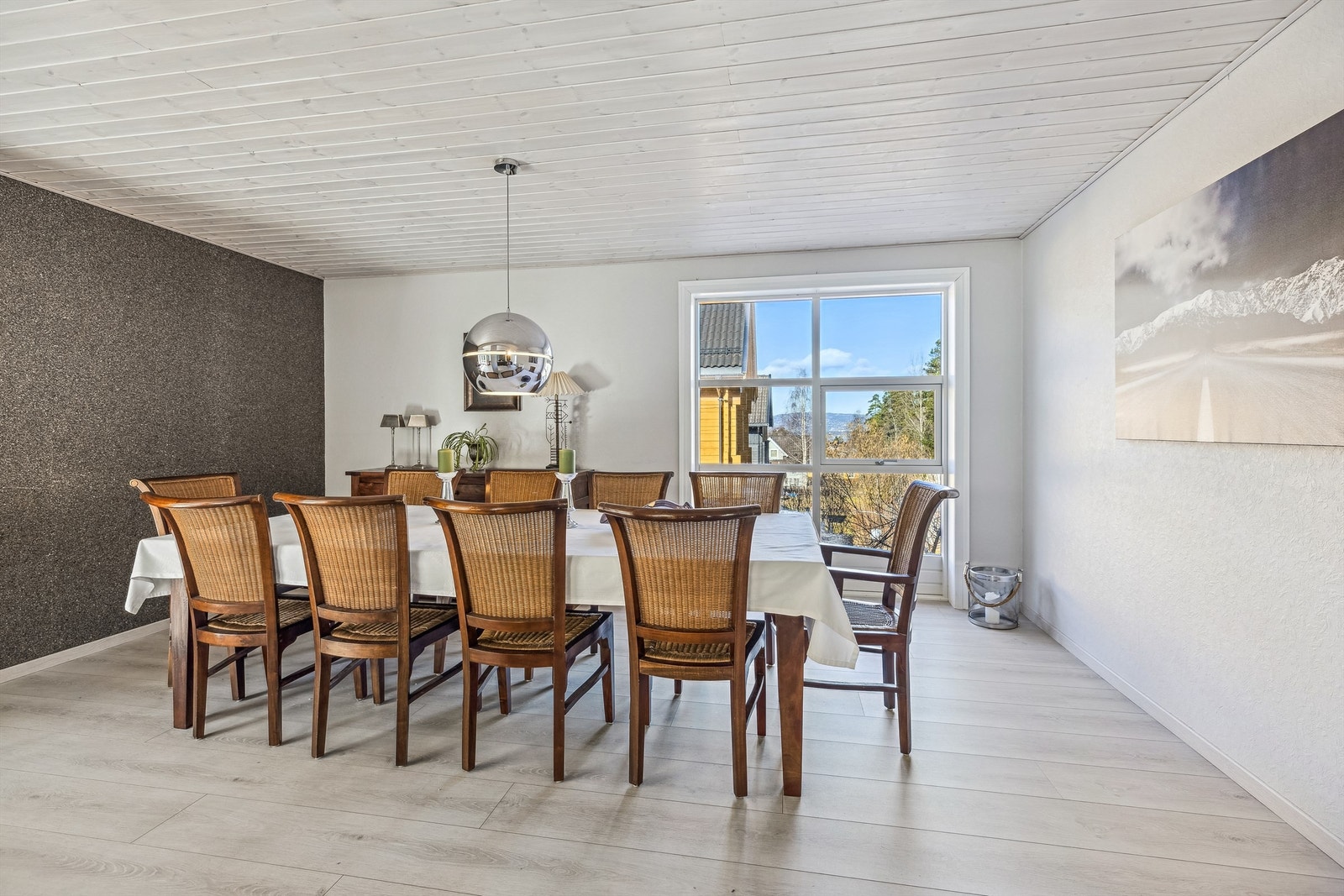 Her er det god plass til spisemøblement som innbyr til sosialt samvær med familie og venner. Utsikt til Holmenkollen samt sjøgløtt. Galleribilde