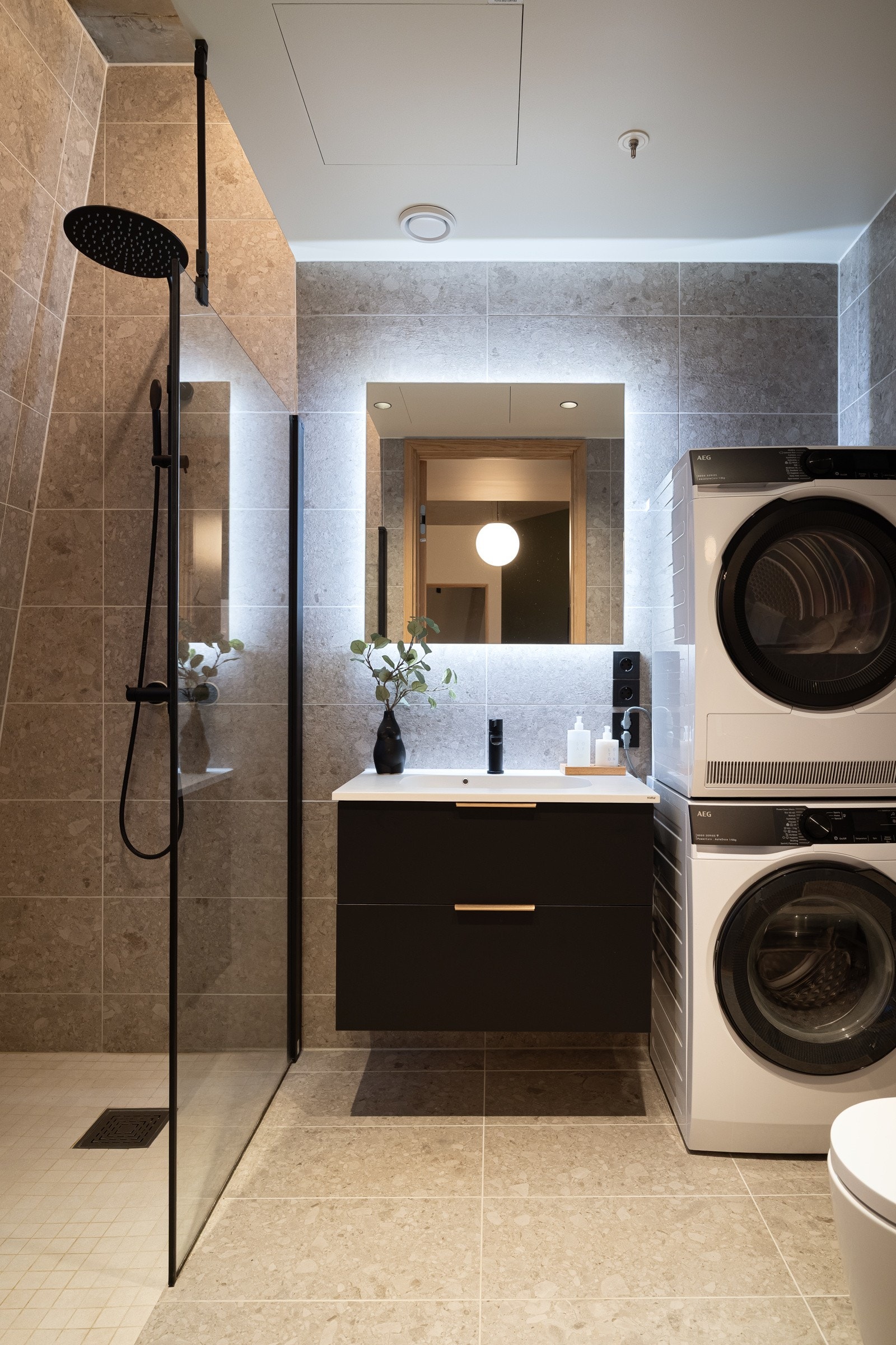 Unikt baderom med lekker innredning og flotte fliser. Galleribilde