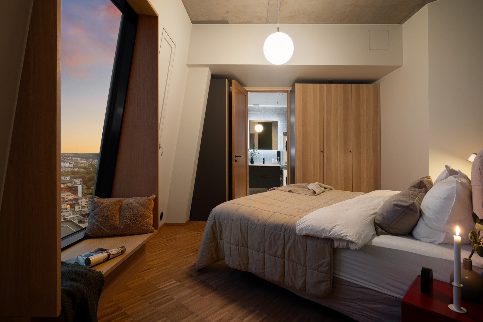 Soverom med stilrene detaljer og spesialtilpassede løsninger. Galleribilde