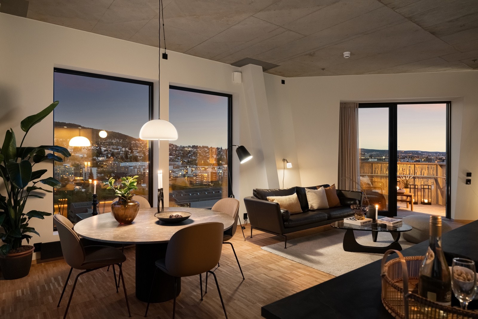 God soneinndeling med velegnet plass til spisebord og sofagruppe. Galleribilde