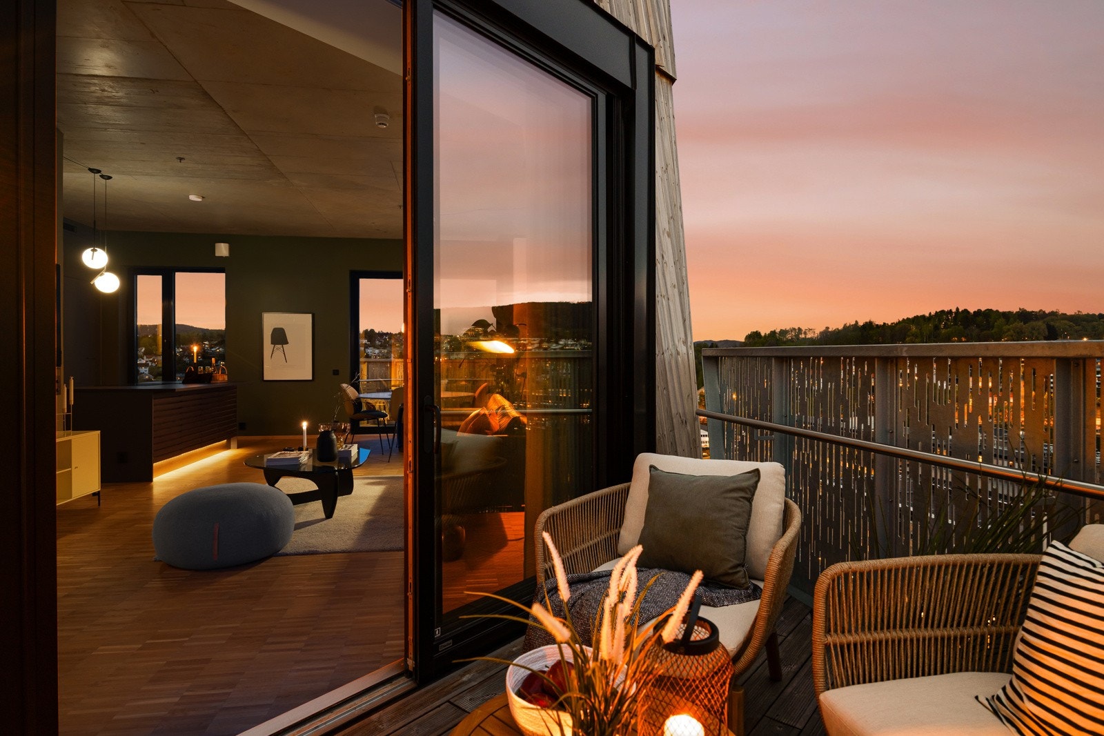 Det er en sømløs overgang mellom ute- og innerom. Galleribilde