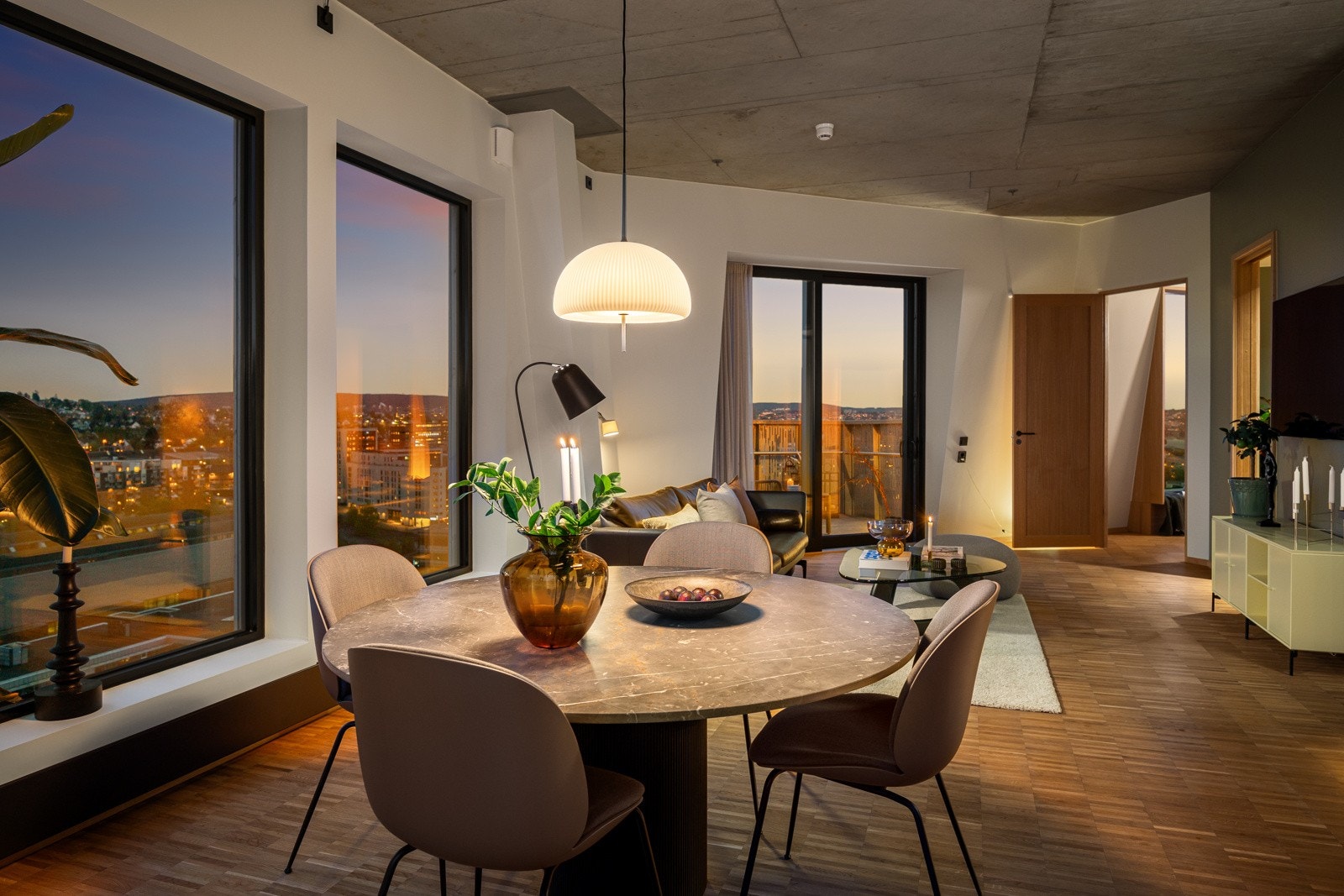 Svært lys og innbydende hjørnestue. Galleribilde